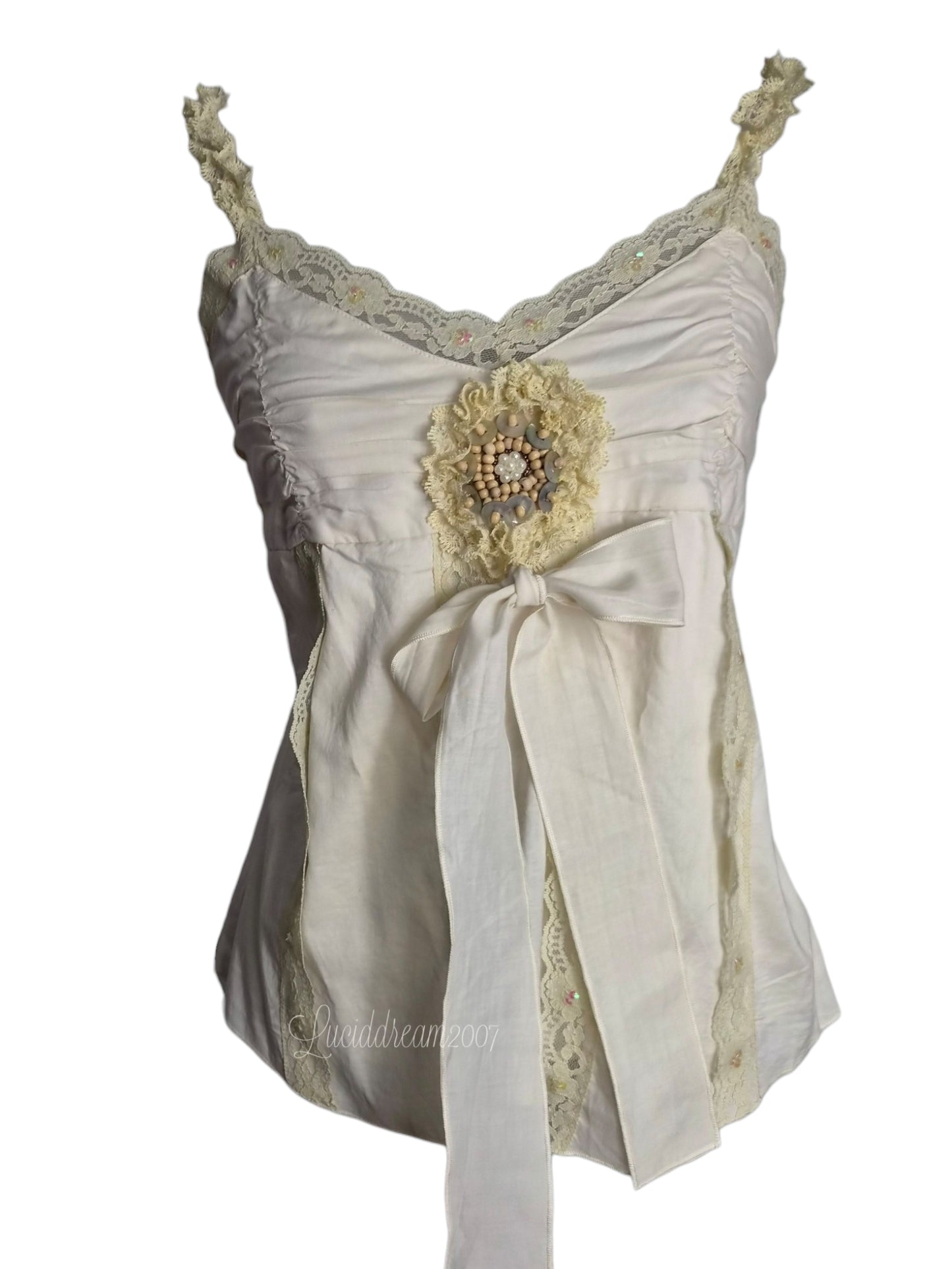 Haut vintage crème ornée d'une bordure en dentelle fine et d'un ornement composé de perles et de boutons. Top coquette cottagecore sorti d'une reverie fairycore