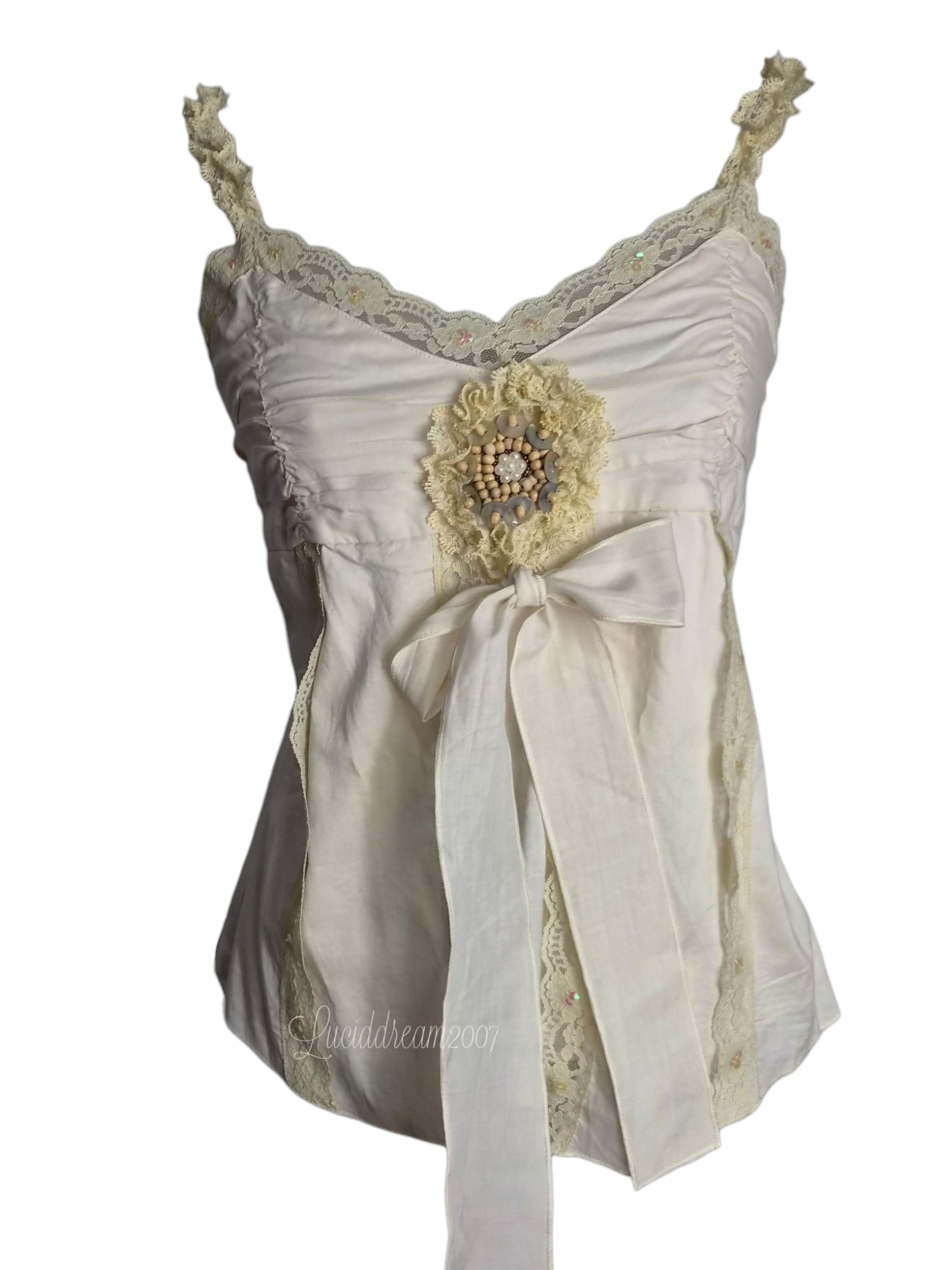 Haut vintage crème ornée d'une bordure en dentelle fine et d'un ornement composé de perles et de boutons. Top coquette cottagecore sorti d'une reverie fairycore