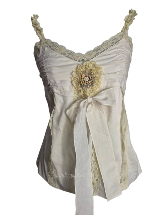 Haut vintage crème ornée d'une bordure en dentelle fine et d'un ornement composé de perles et de boutons. Top coquette cottagecore sorti d'une reverie fairycore