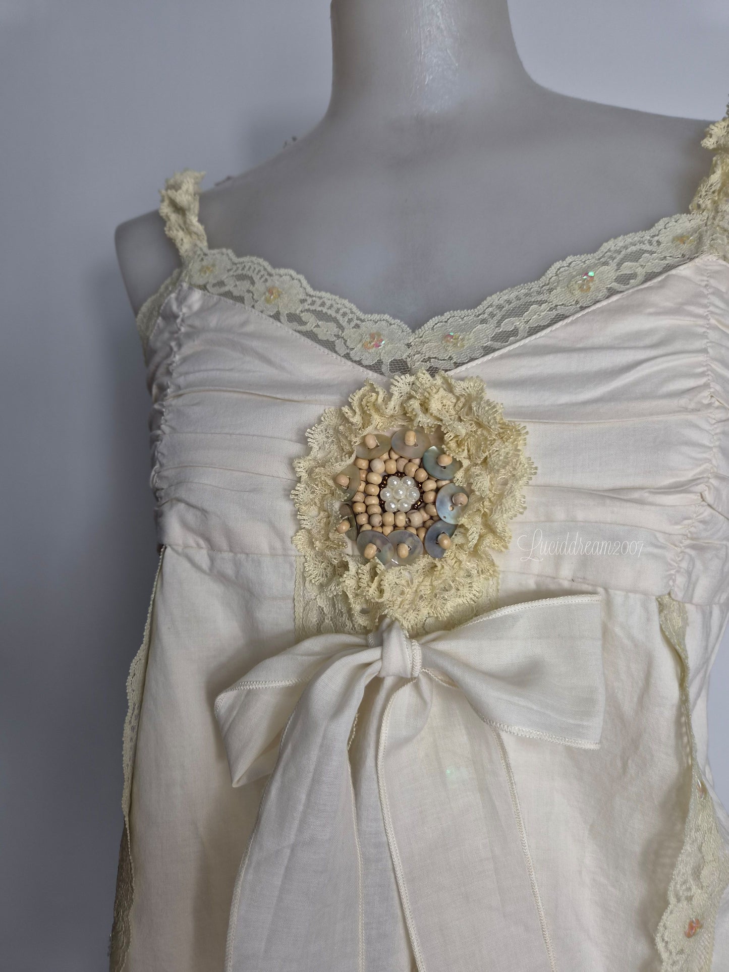 Haut crème détails noeuds et broderies