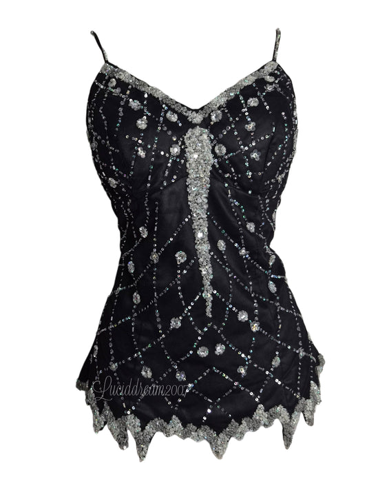 Débardeur vintage Y2K en tulle noir avec un riche travail de perles argentées et un motif de treillis en sequins. Esthétique magique fairycore/goth. Top vintage rare sorti d'une reverie.