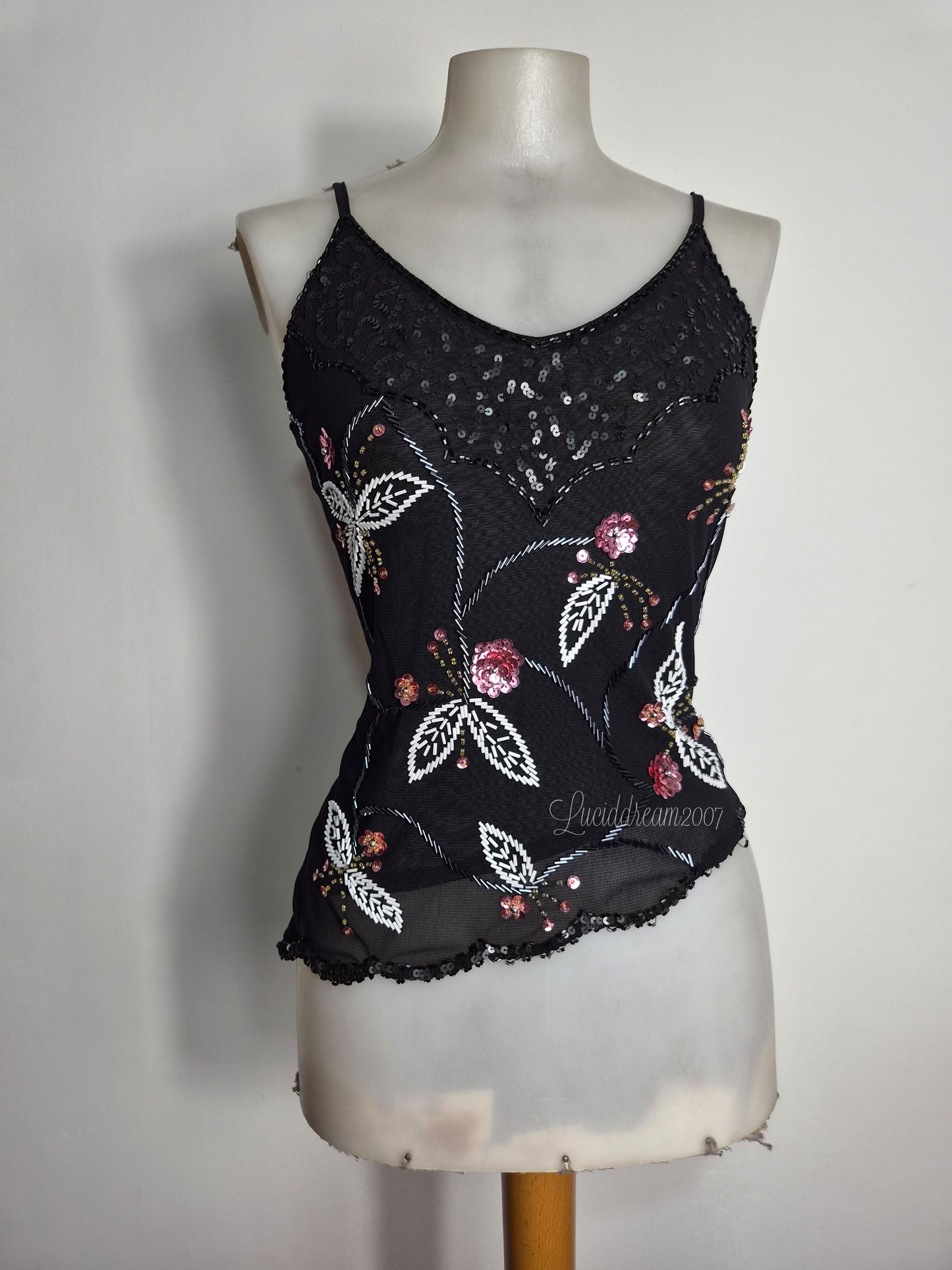 Haut noir brodé de papillons