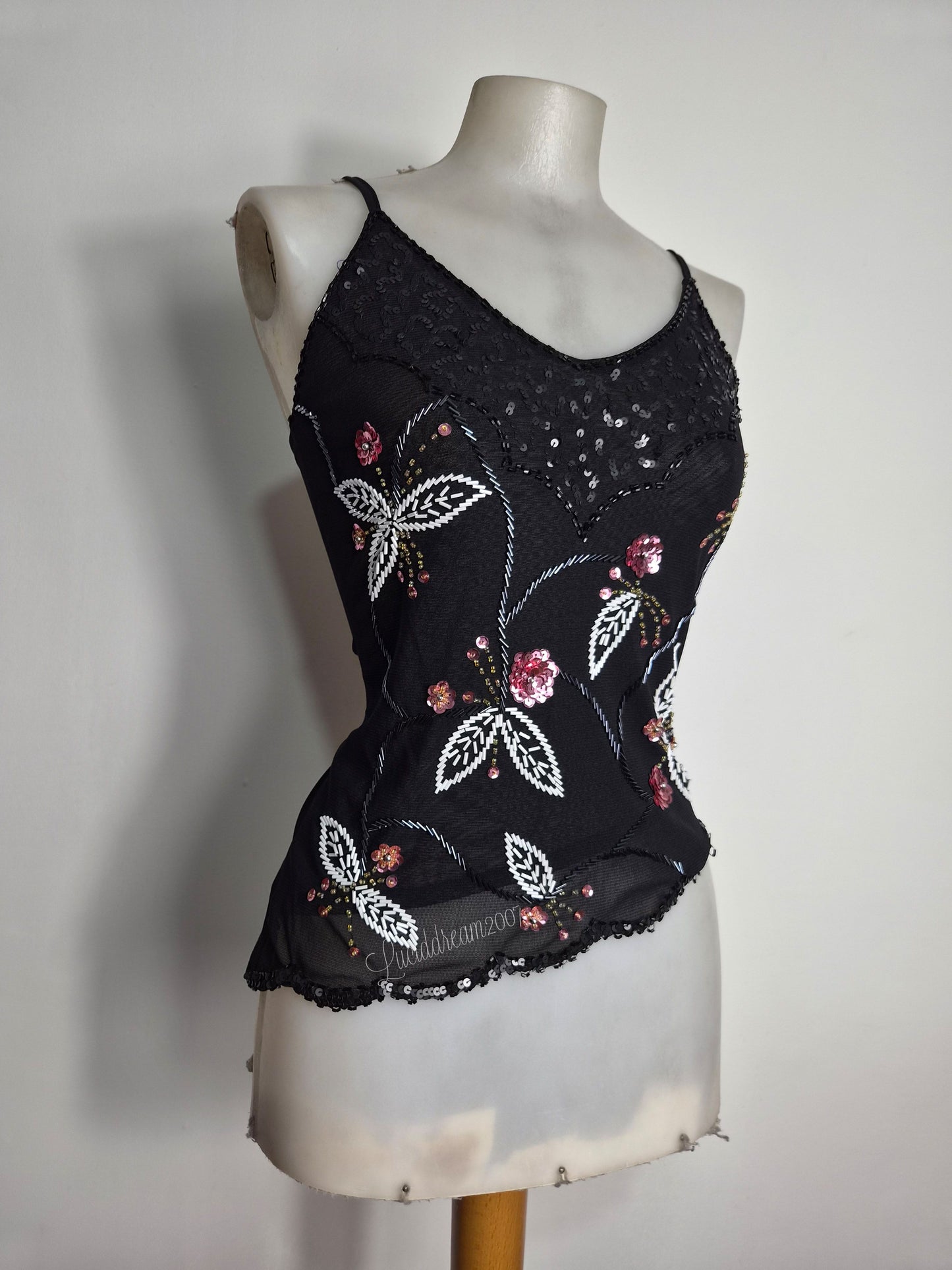 Haut noir brodé de papillons