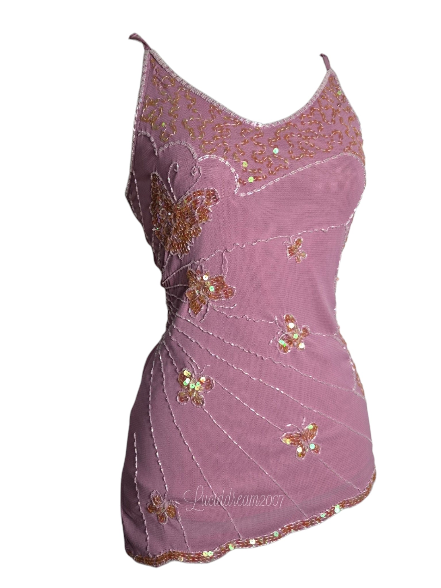 Débardeur vintage Y2K rêveur en tulle lilas avec des détails de sequins en forme de papillon et une bordure perlée. Esthétique fairycore sorti d'une reverie.