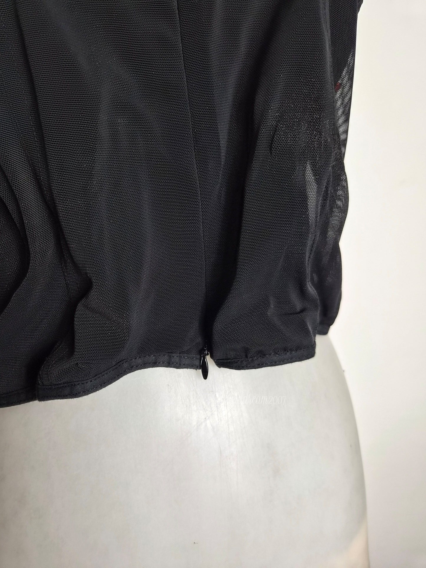 Haut noir brodé de perles