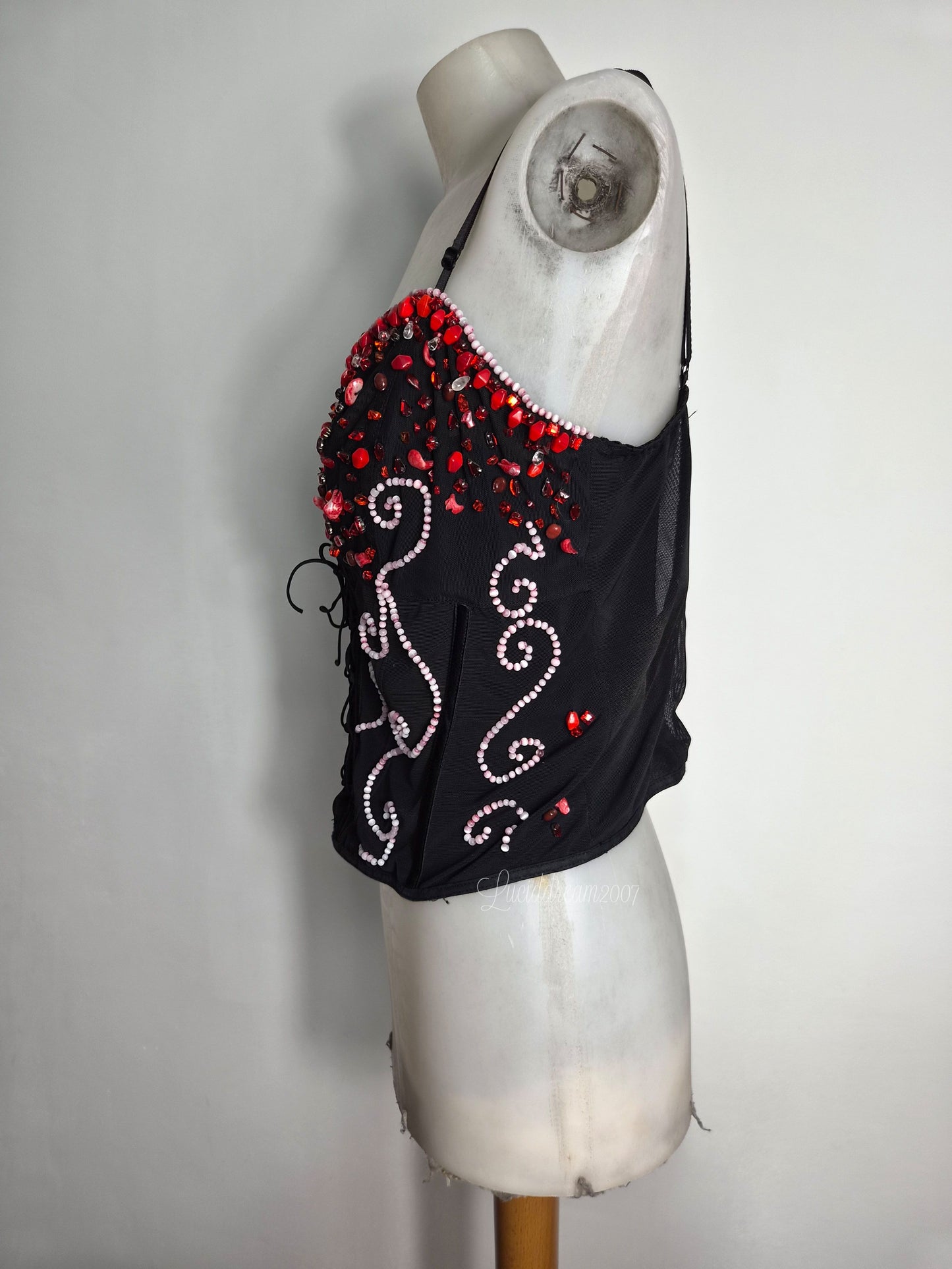 Haut noir brodé de perles