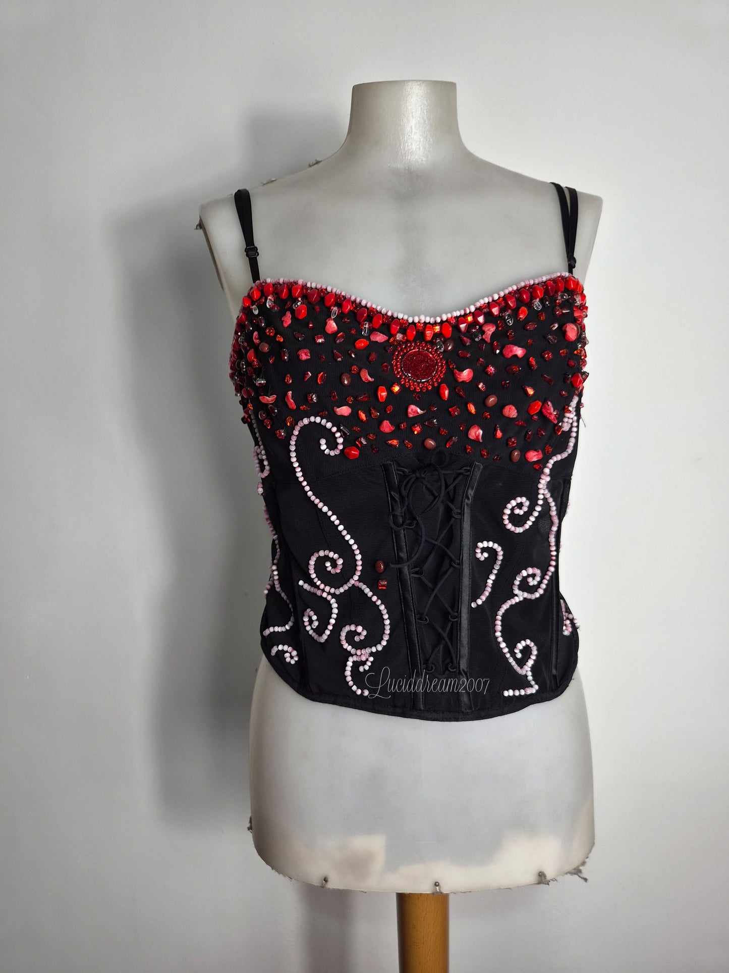 Haut noir brodé de perles