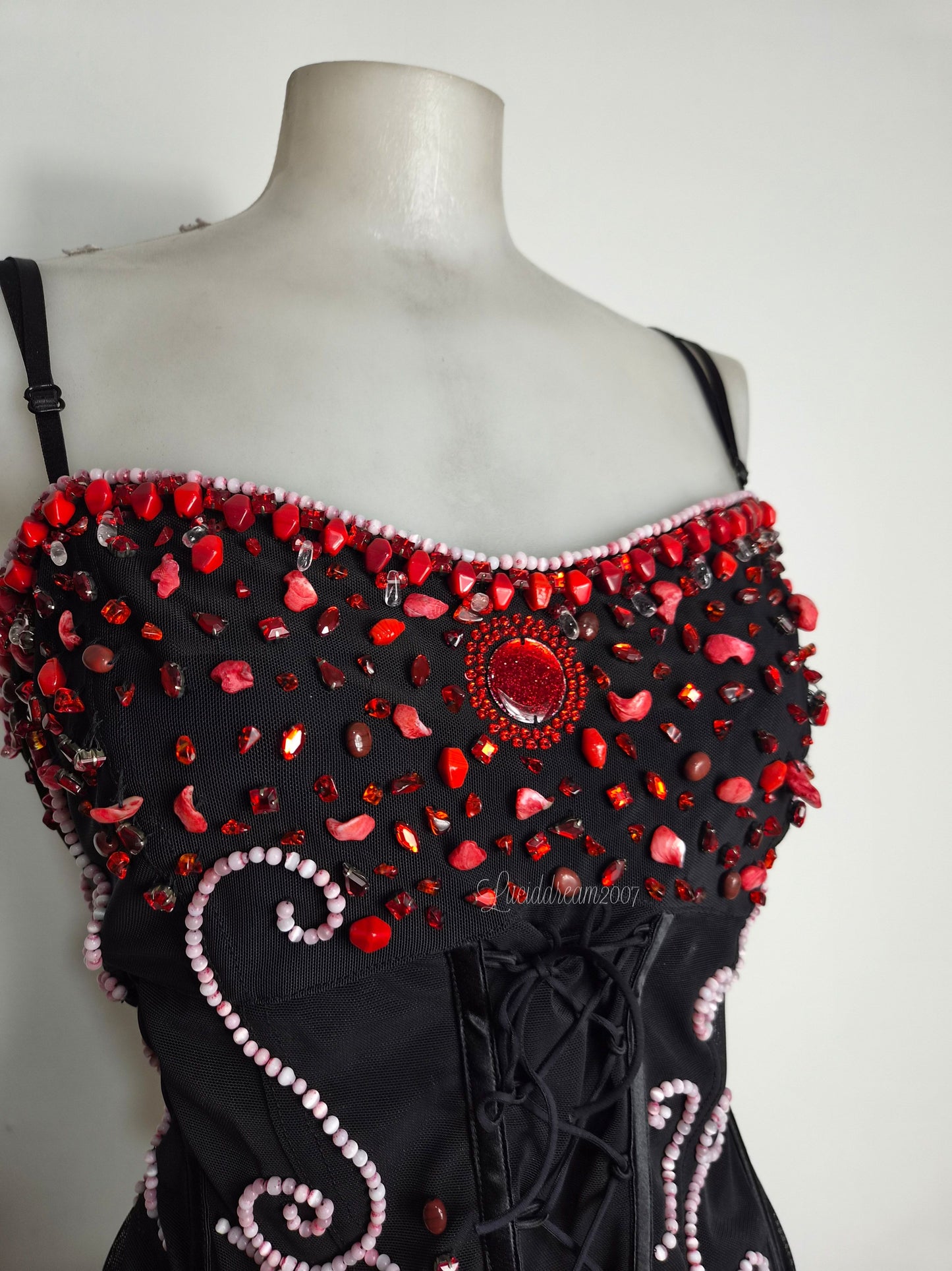 Haut noir brodé de perles
