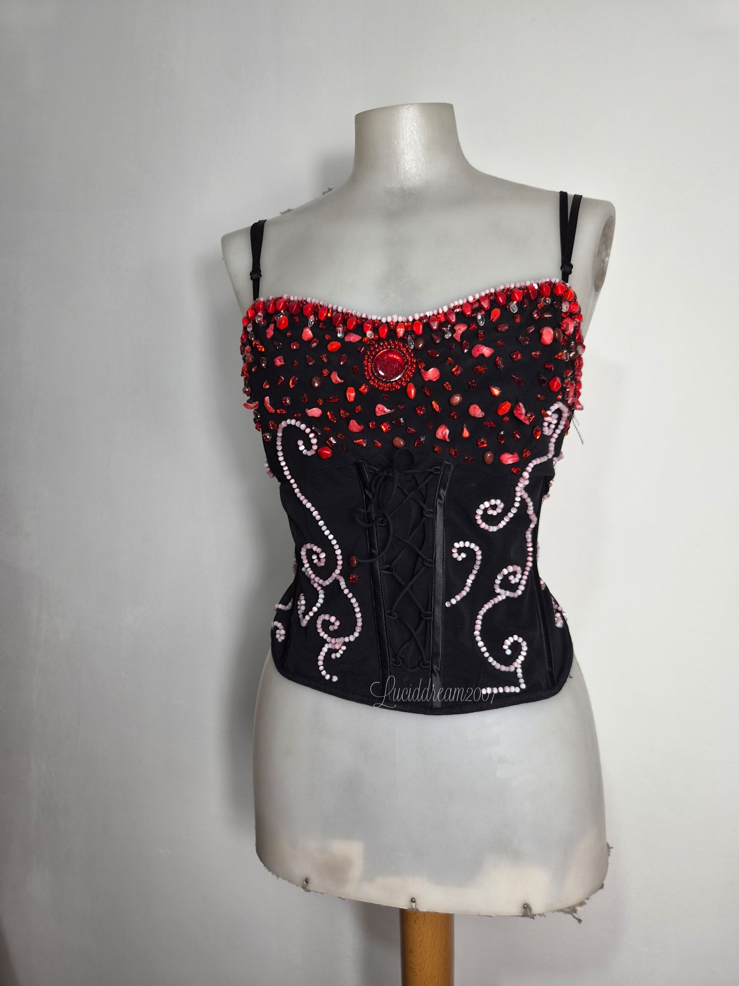 Haut noir brodé de perles