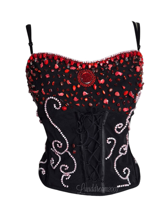 Corset vintage noir entièrement orné de perles, pierre et strass dans des tons rouge et rose pâle. Dans le style dark fairycore storie d'une reverie.