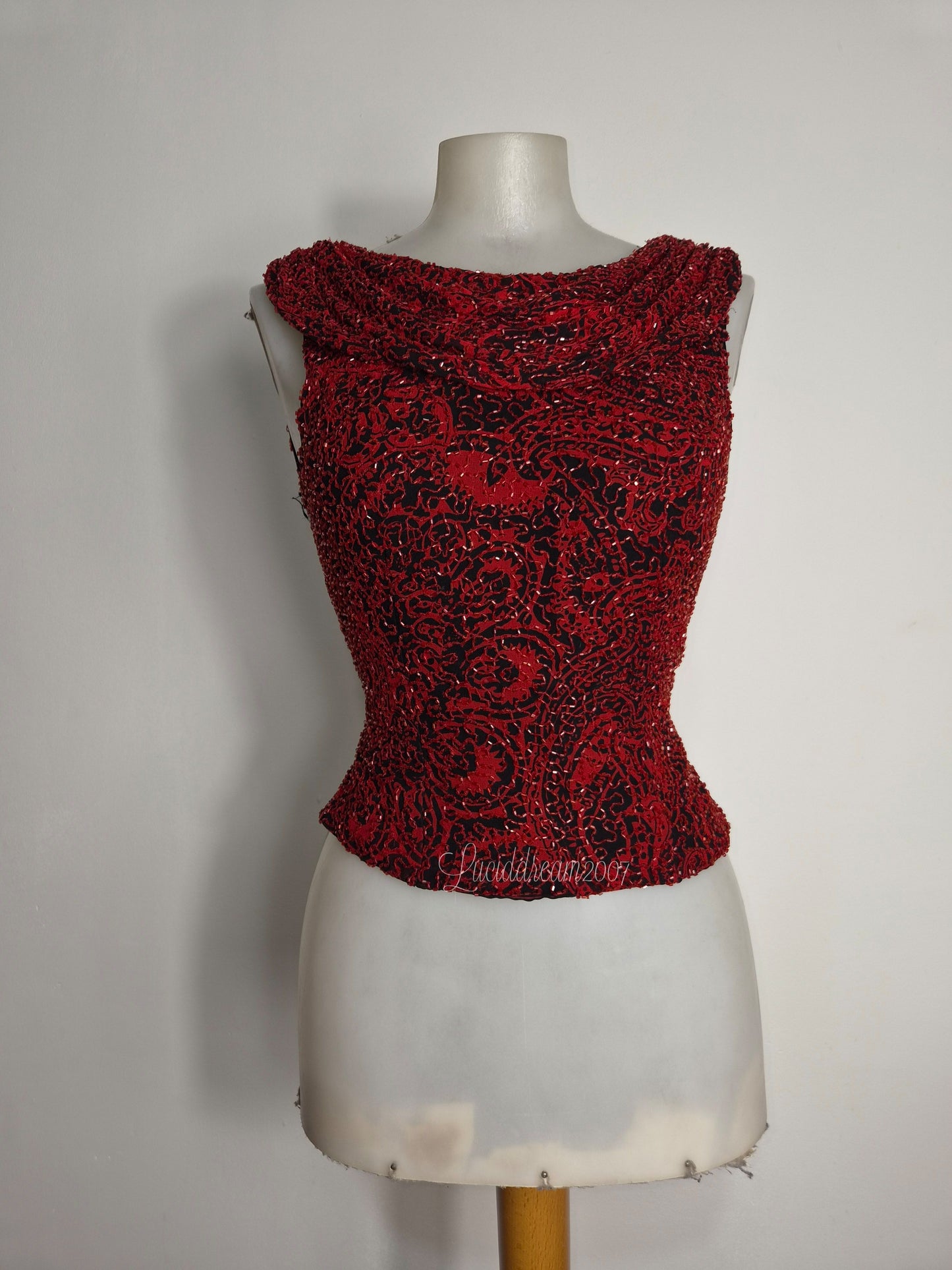 Haut  en soiebrodé rouge et noir