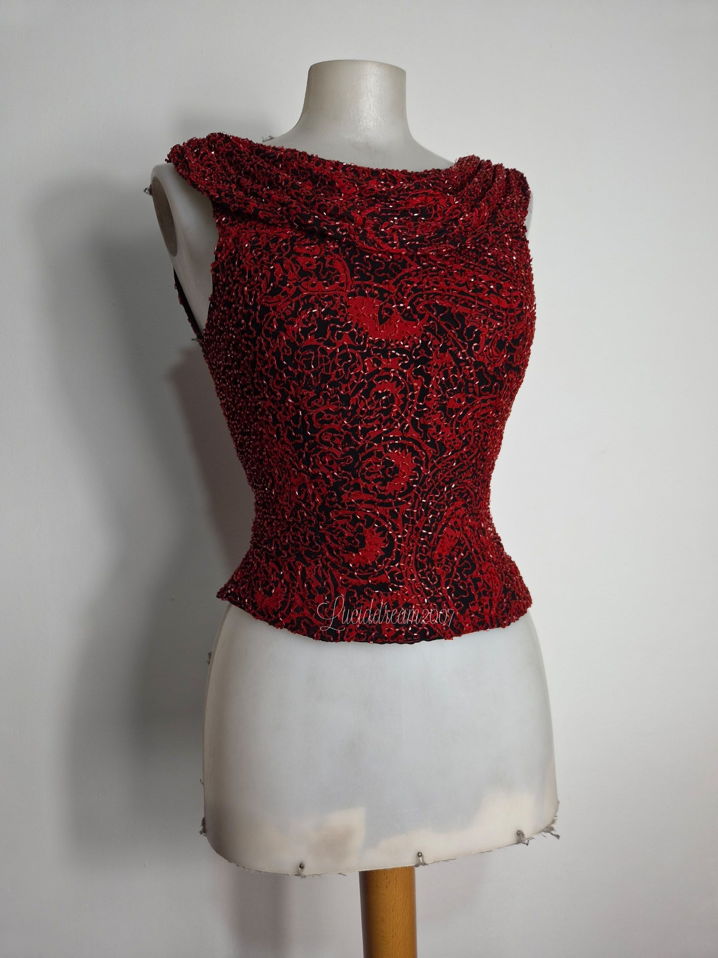 Haut  en soiebrodé rouge et noir