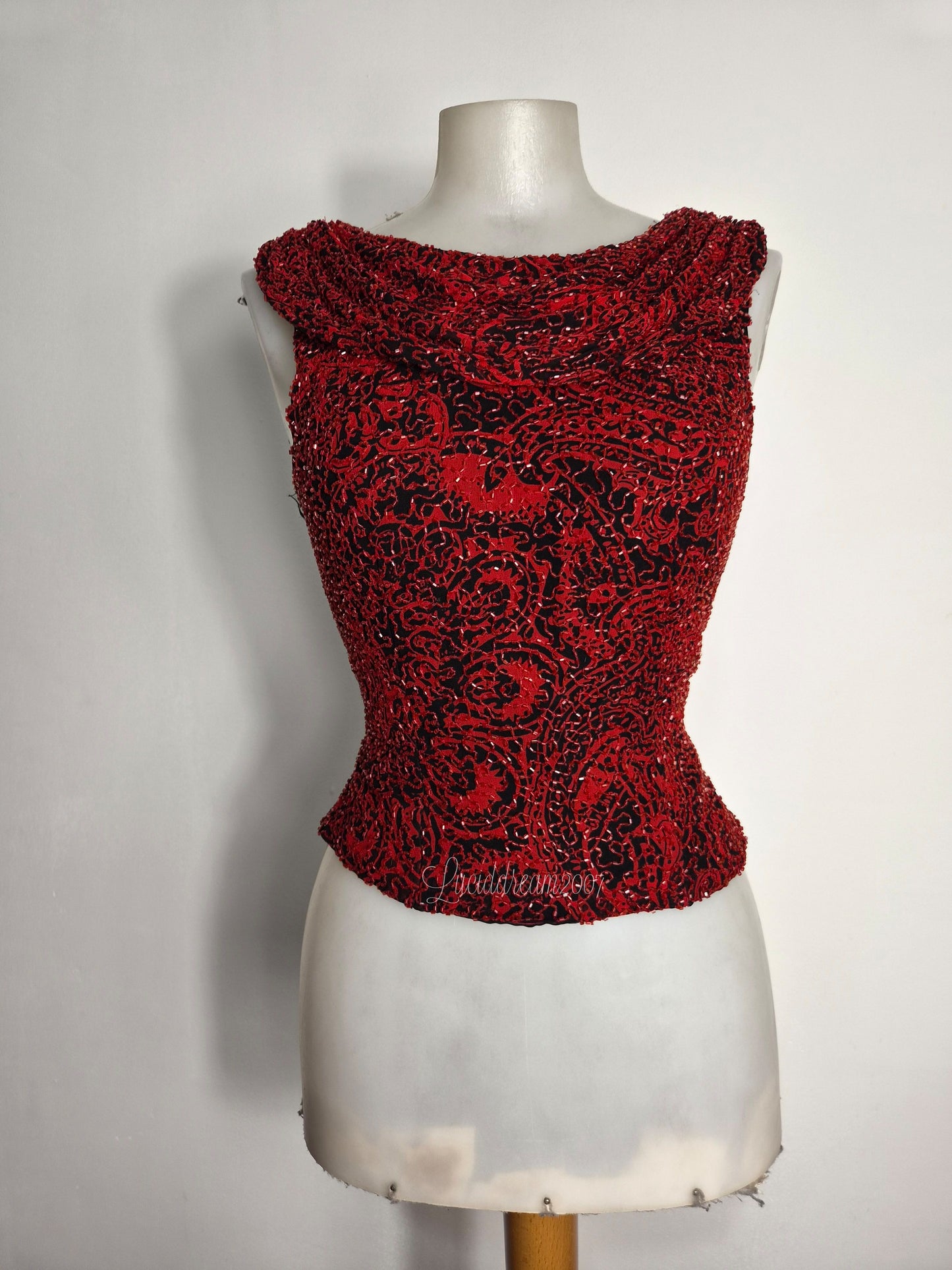 Haut  en soiebrodé rouge et noir
