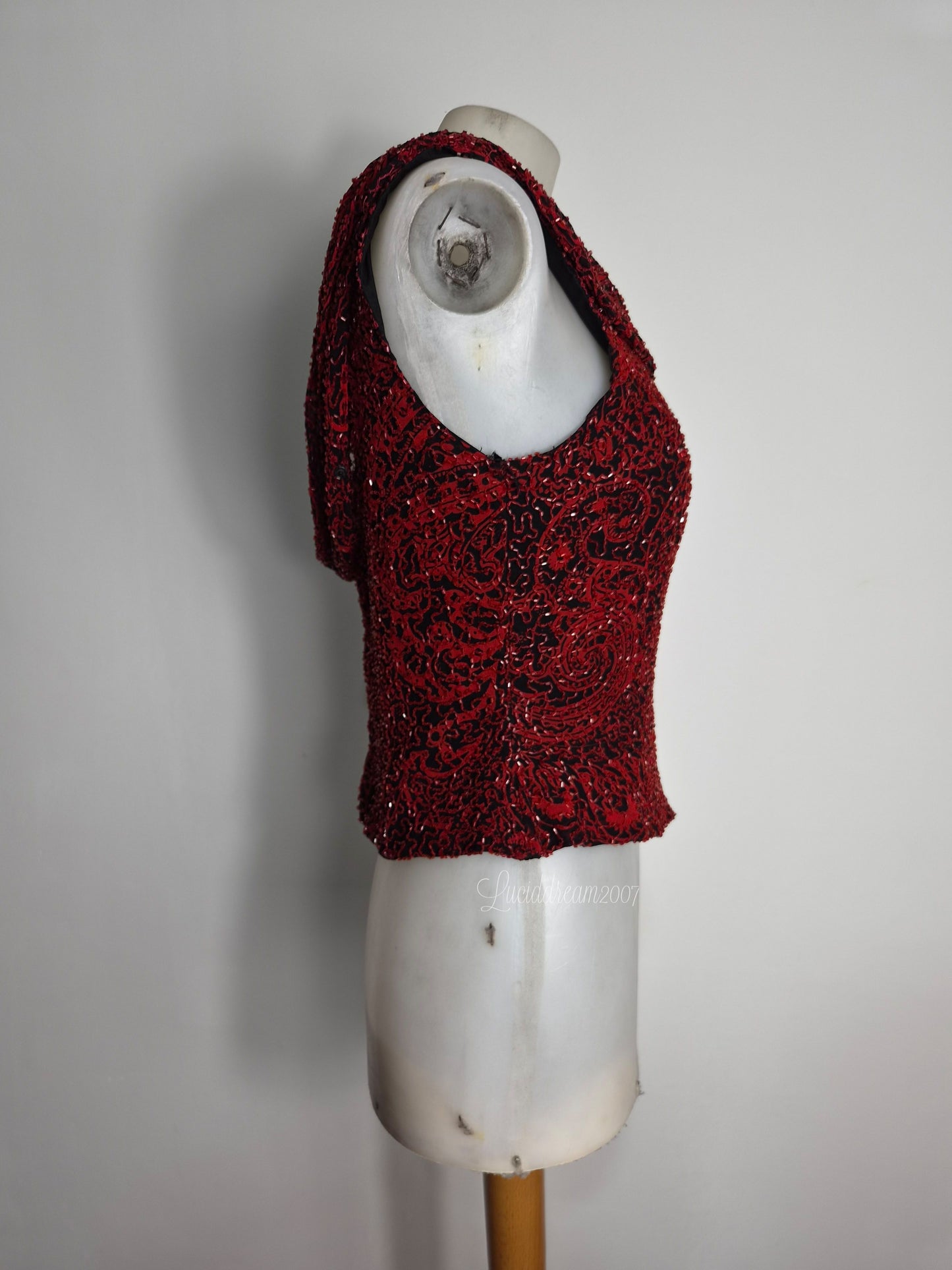 Haut  en soiebrodé rouge et noir