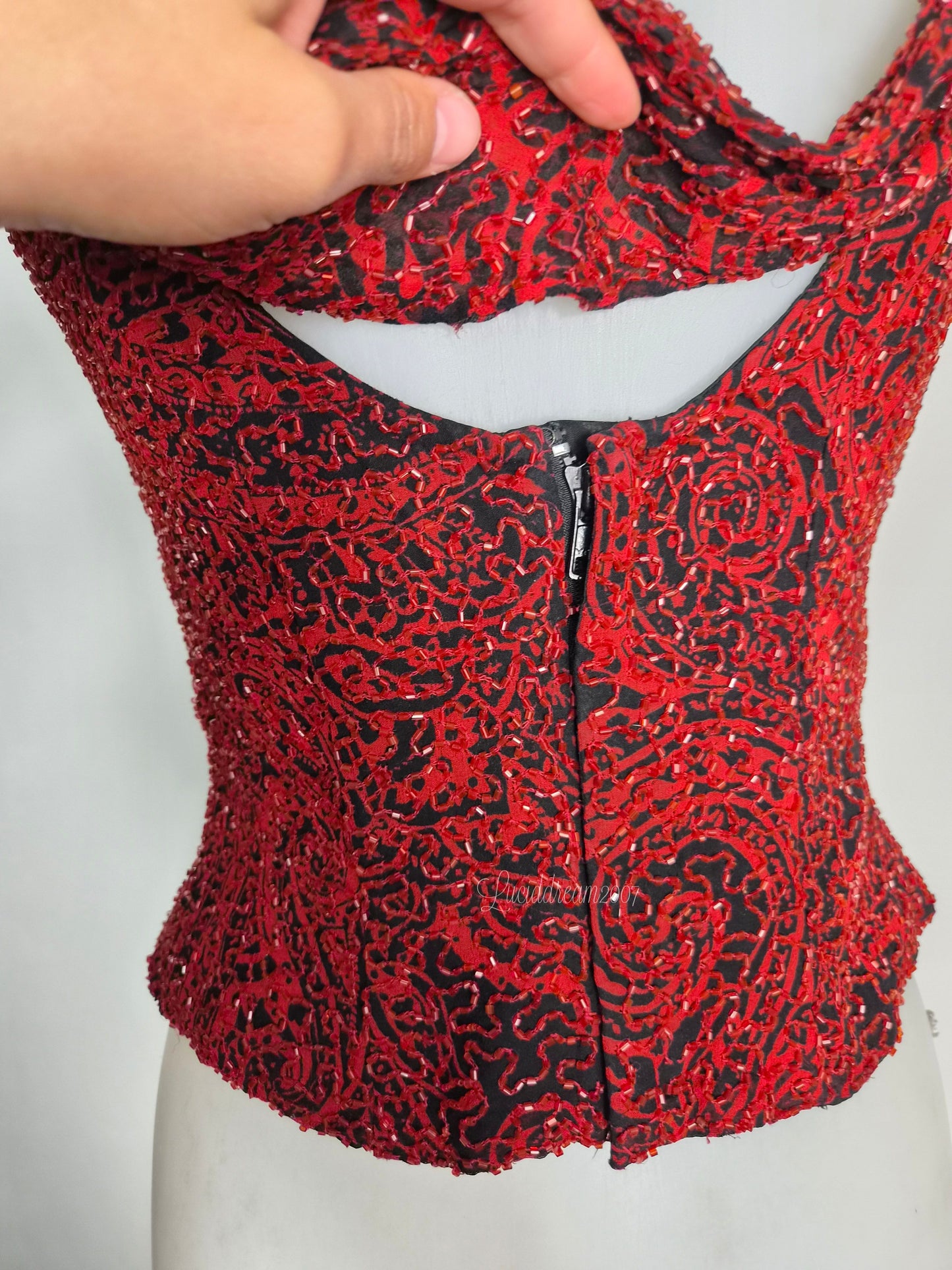 Haut  en soiebrodé rouge et noir
