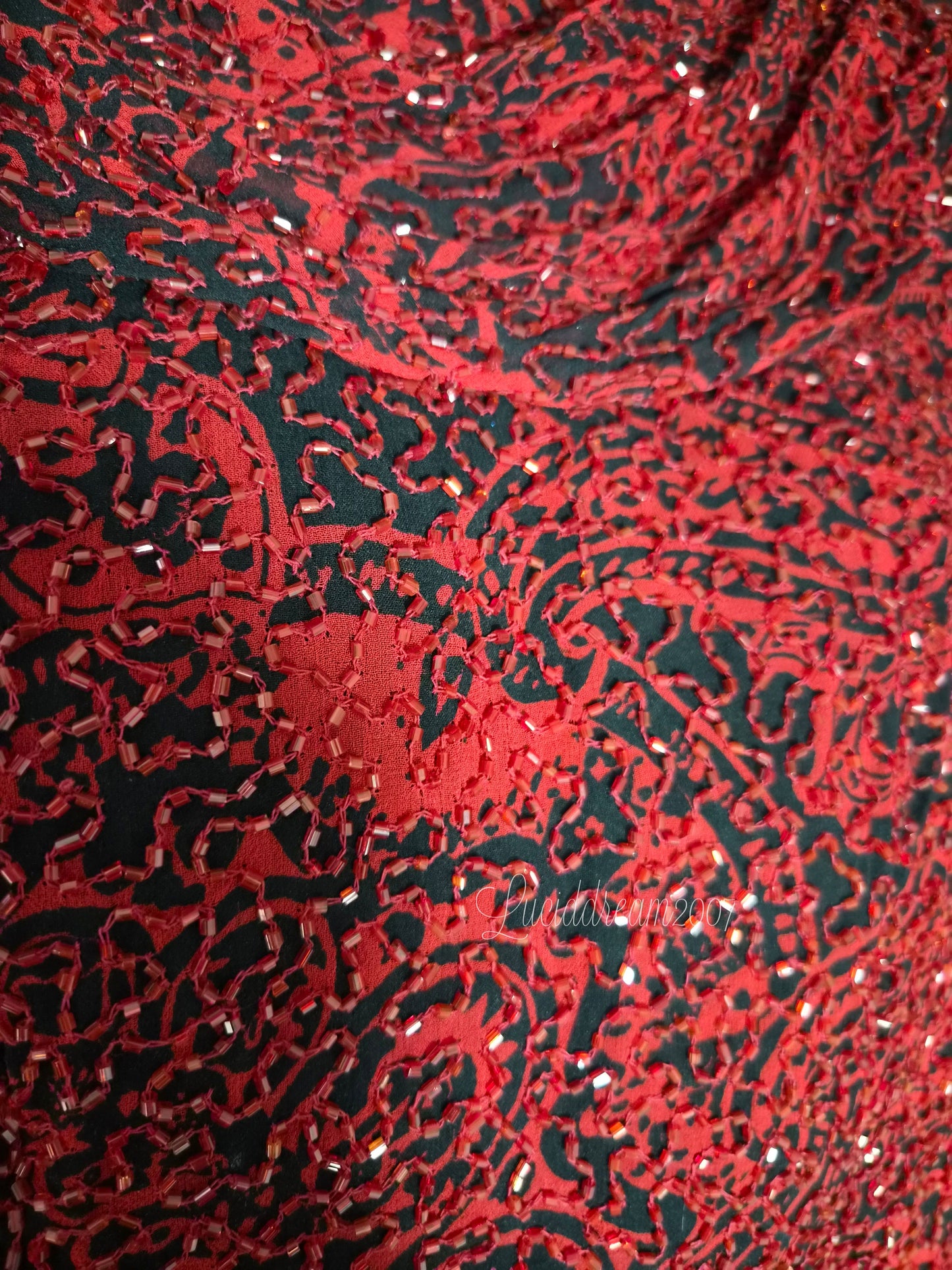 Haut  en soiebrodé rouge et noir