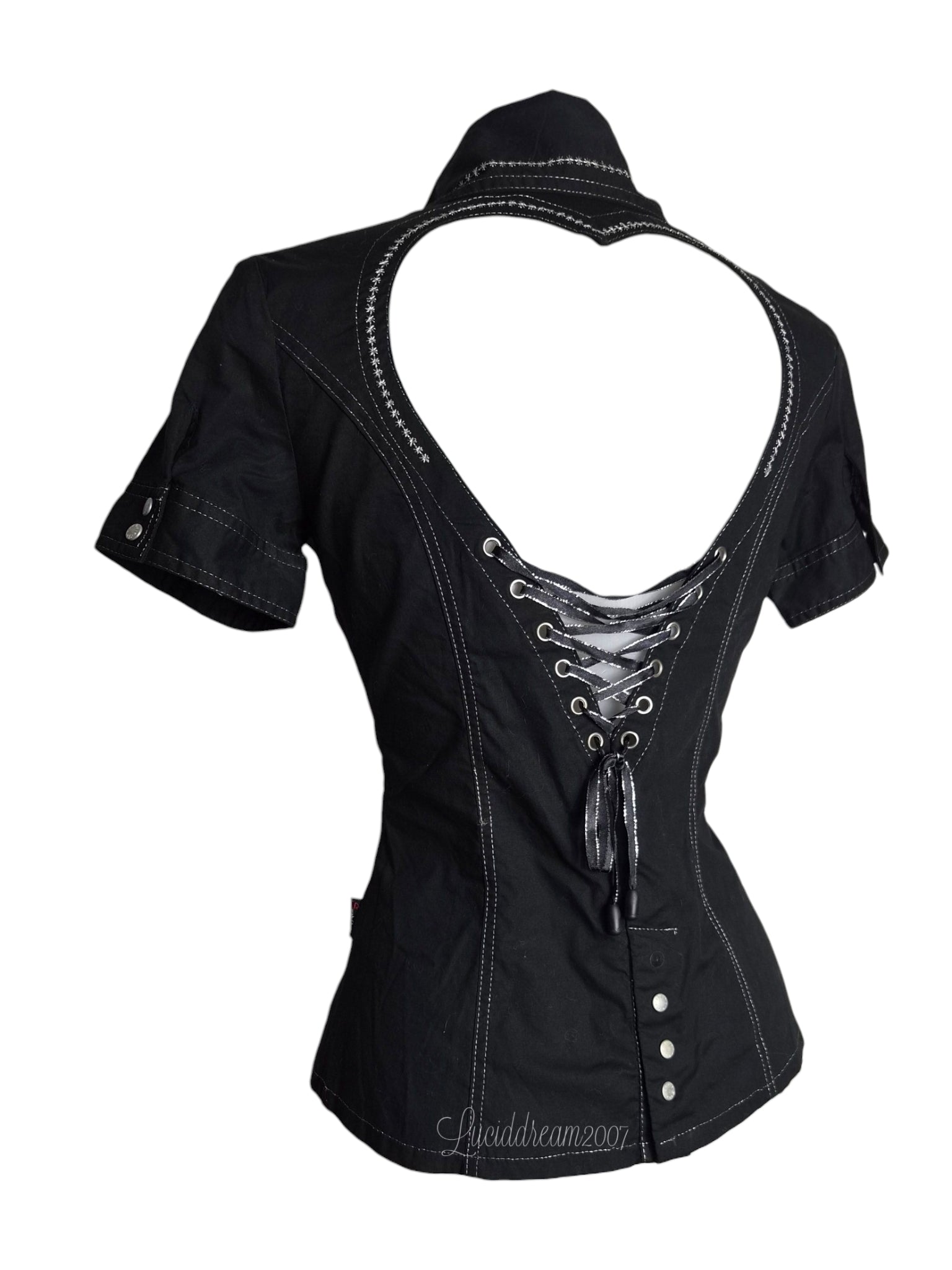 Chemise vintage Y2K noire iconique avec une ouverture en forme de cœur dans le dos et un laçage façon corset. Pièce whimsigoth unique. sorti d'une reverie.