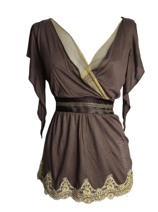 Haut cache-cœur vintage Y2K marron avec une élégante bordure en dentelle dorée et des touches métalliques. Esthétique boho whimsigoth sorti d'une reverie.