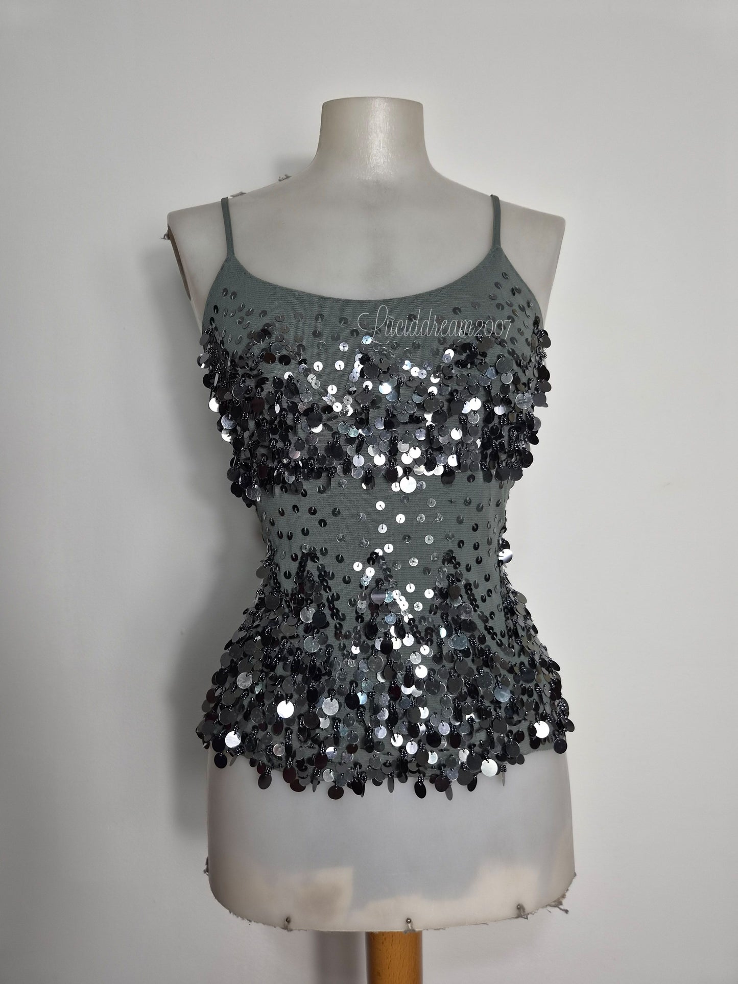 Haut brodé gris et argent