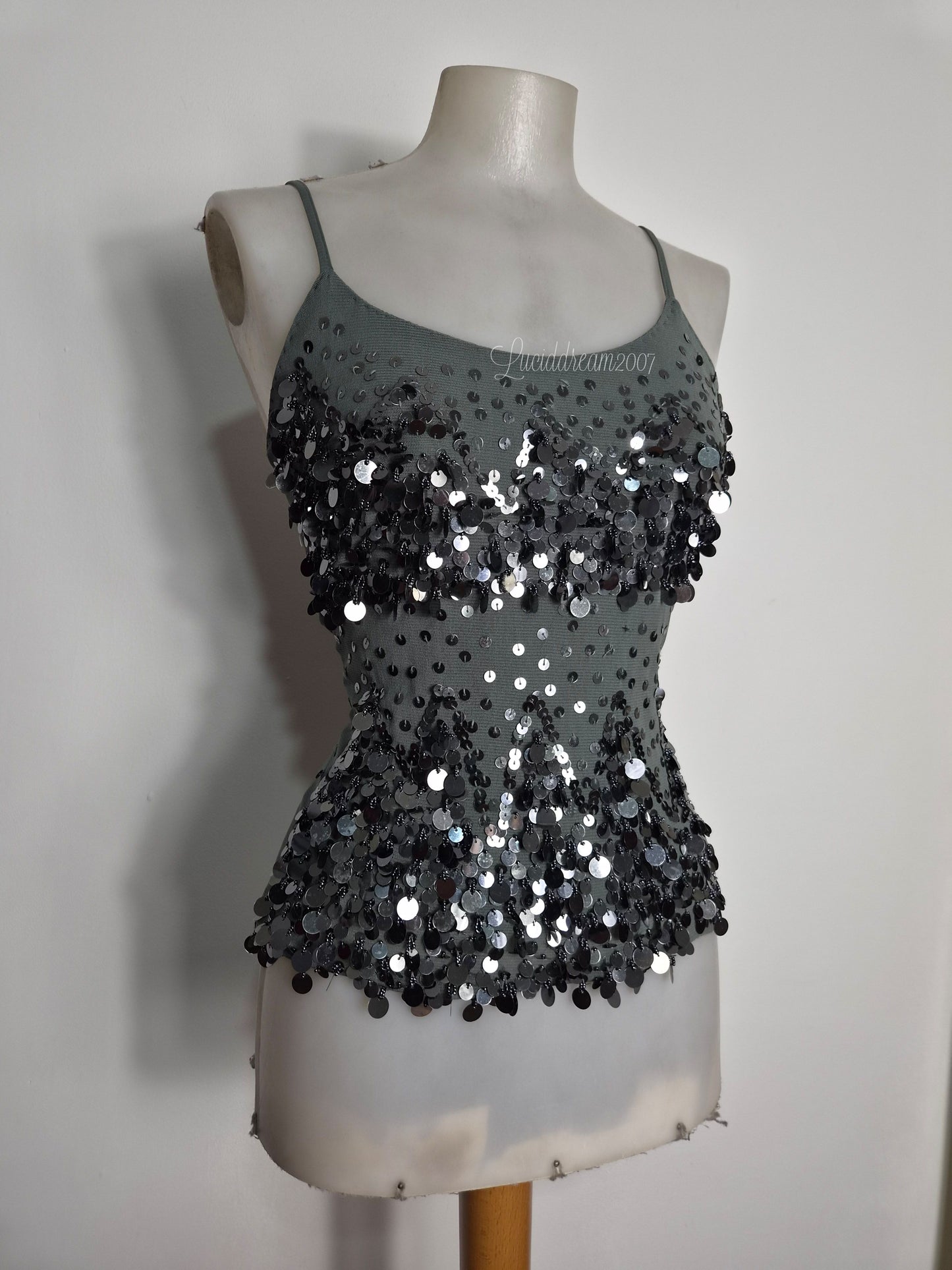 Haut brodé gris et argent