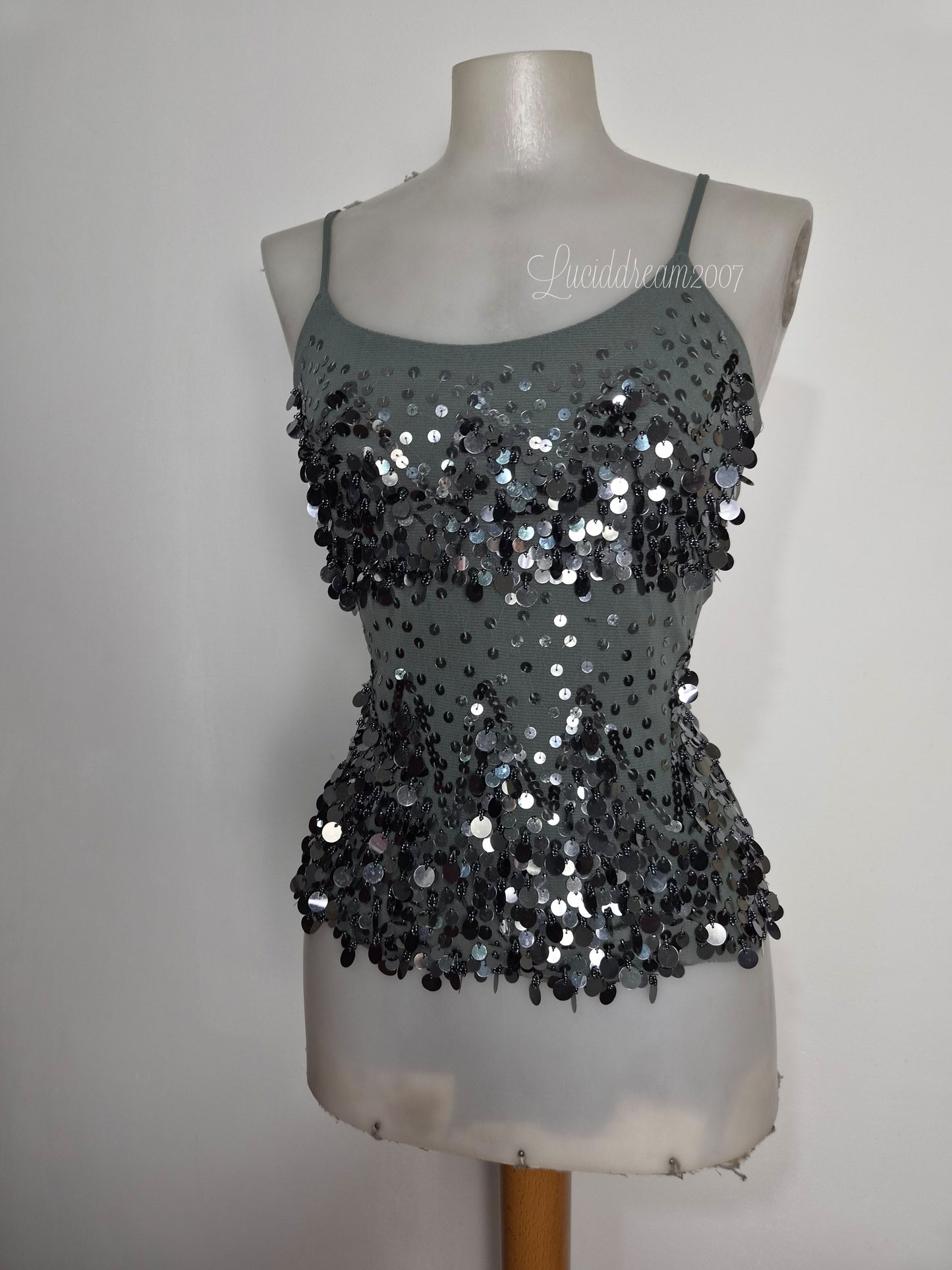 Haut brodé gris et argent