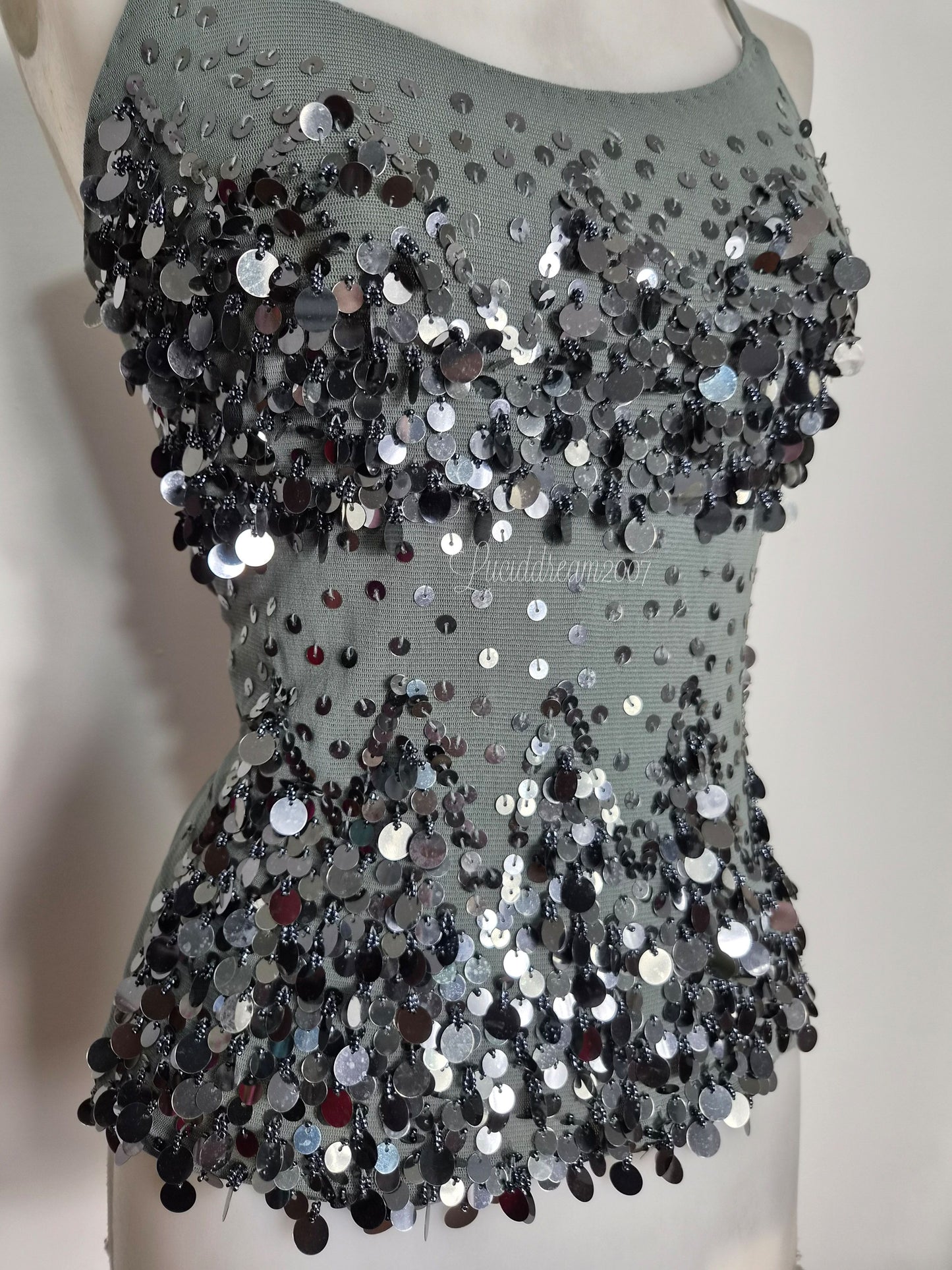 Haut brodé gris et argent