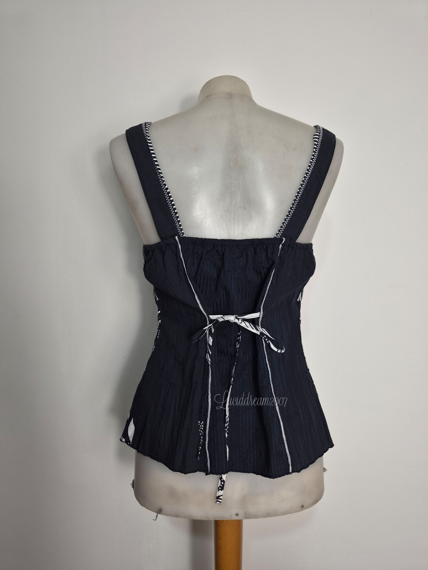 Haut bleu marine détails rayés