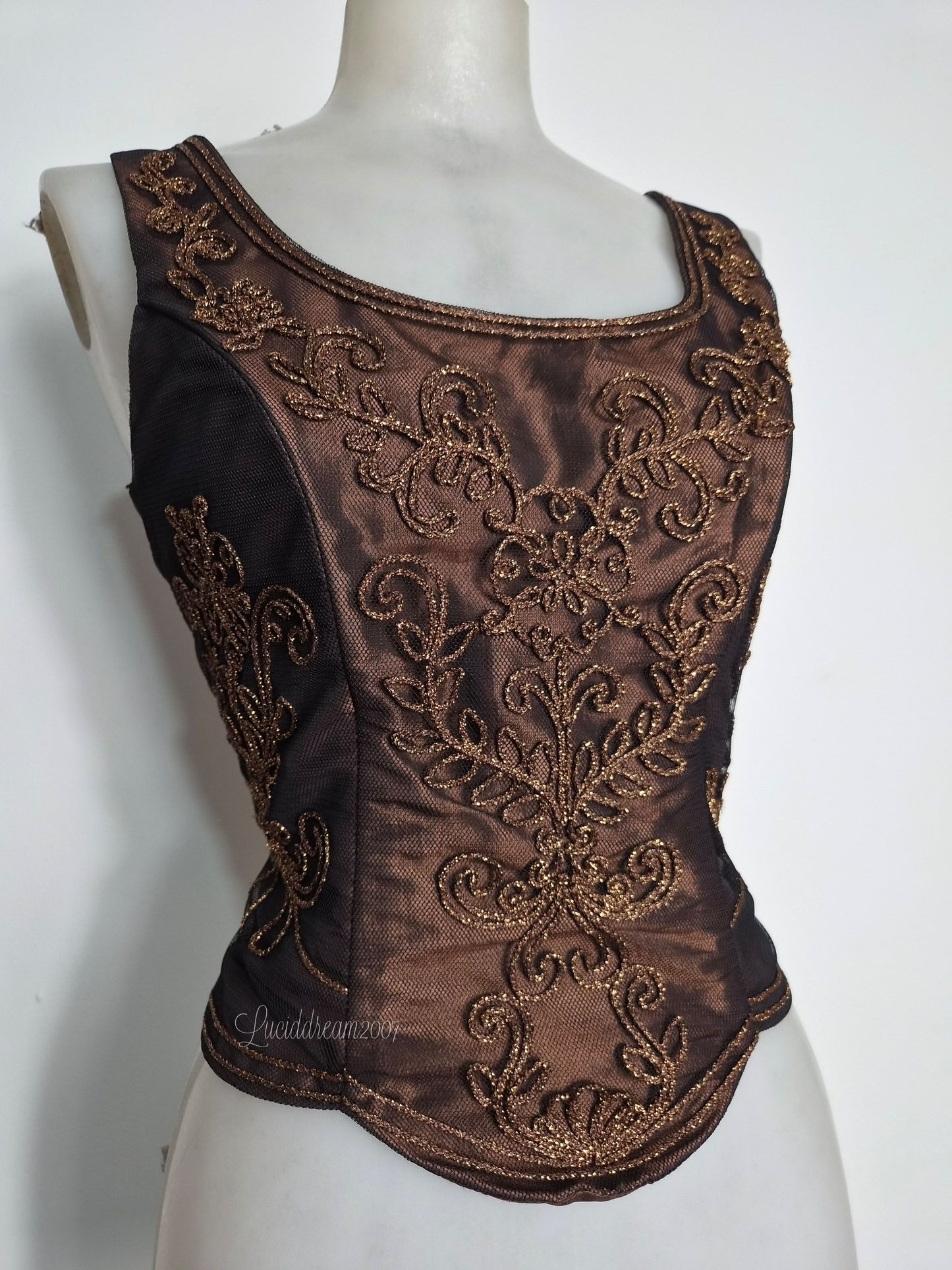 Haut brodé marron et doré