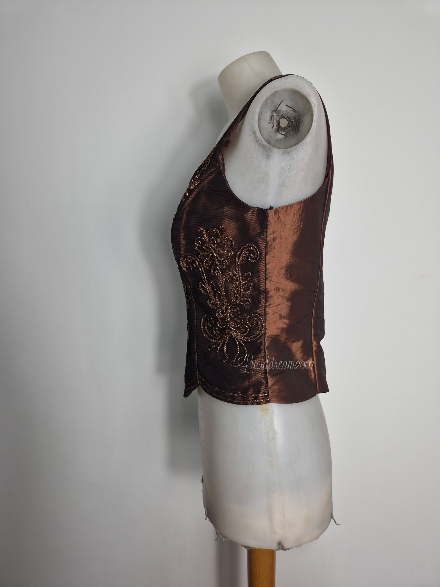 Haut brodé marron et doré