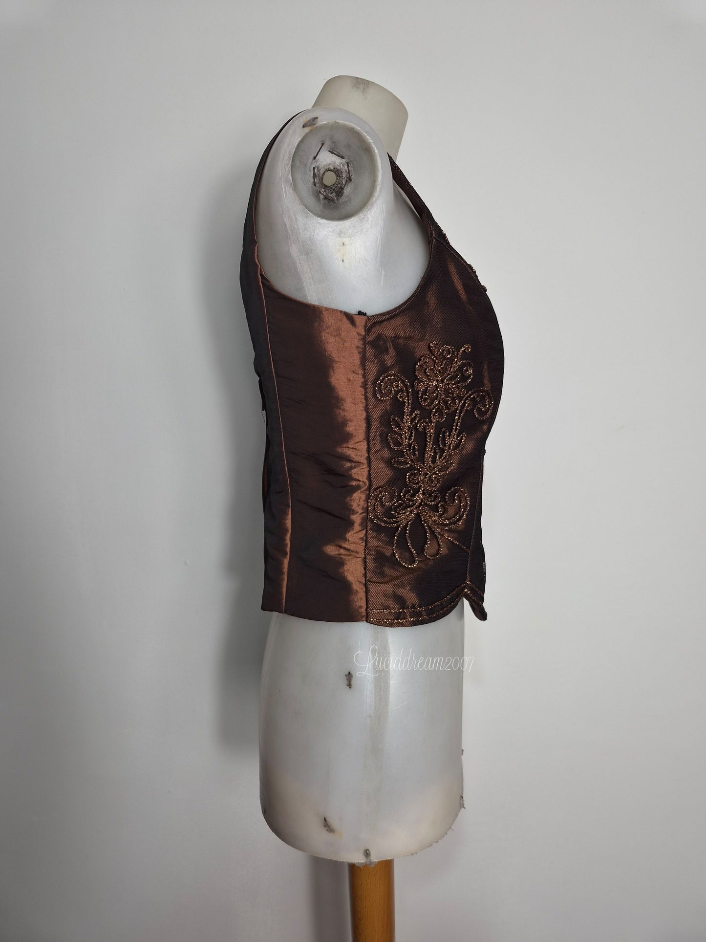 Haut brodé marron et doré