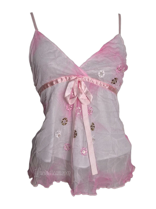 Débardeur vintage Y2K rose en tulle transparent avec broderies florales, sequins et lien à nouer. Esthétique fairycore sortie d'une reverie.