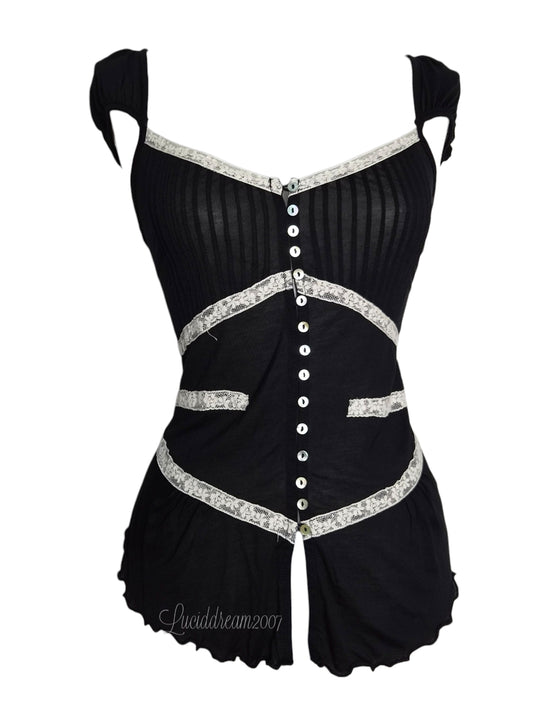 Haut en voile et dentelle noire et blanc. Kookai vintage, avec un style milkmaid et coquette un peu dark.
