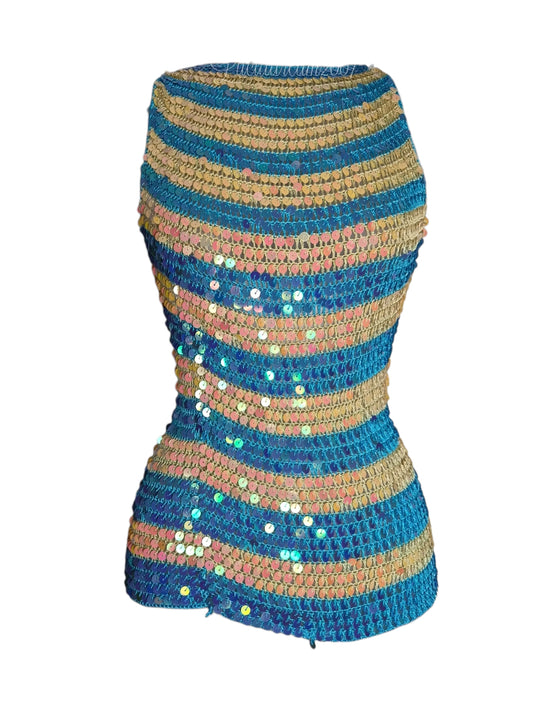 Haut vintage en maille entièrement orné de sequins dans des tons bleu vif et champagne irisé. Top style ibiza fairycore sorti d'une reverie vintage.