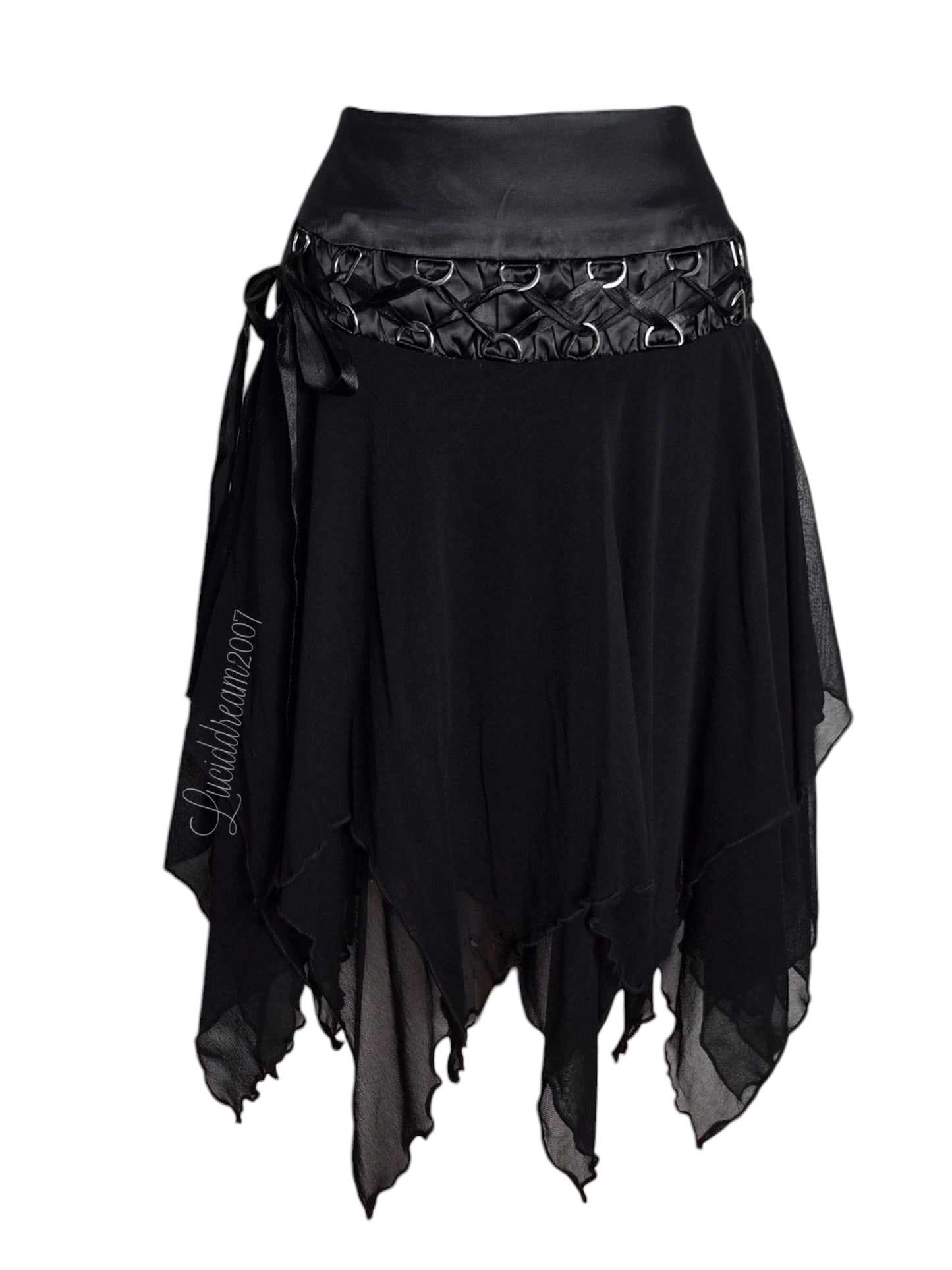 Jupe noire asymétrique style Y2K, coupe féerique en mesh superposé avec ceinture satinée, laçage D-ring et nœud latéral. Une pièce vintage unique et sophistiquée.