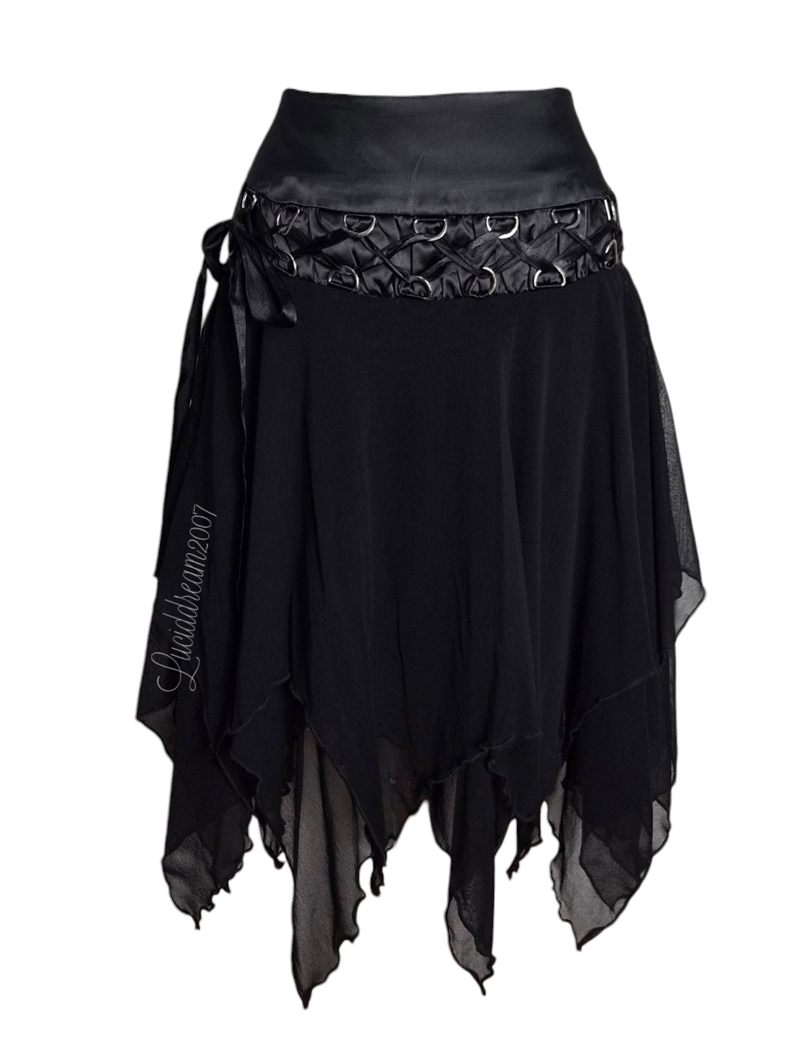 Jupe noire asymétrique style Y2K, coupe féerique en mesh superposé avec ceinture satinée, laçage D-ring et nœud latéral. Une pièce vintage unique et sophistiquée.