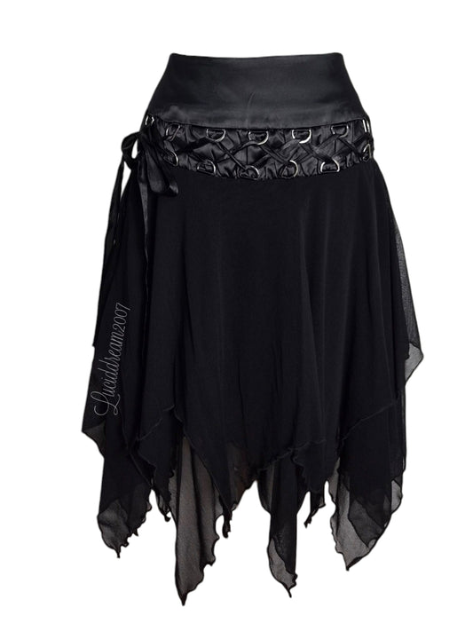 Jupe noire asymétrique style Y2K, coupe féerique en mesh superposé avec ceinture satinée, laçage D-ring et nœud latéral. Une pièce vintage unique et sophistiquée.