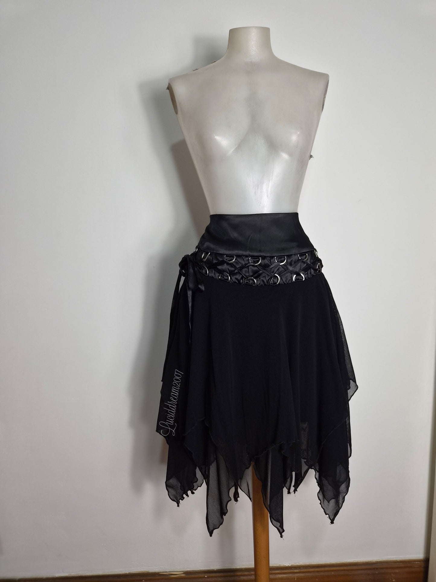 Jupe asymétrique avec laçage