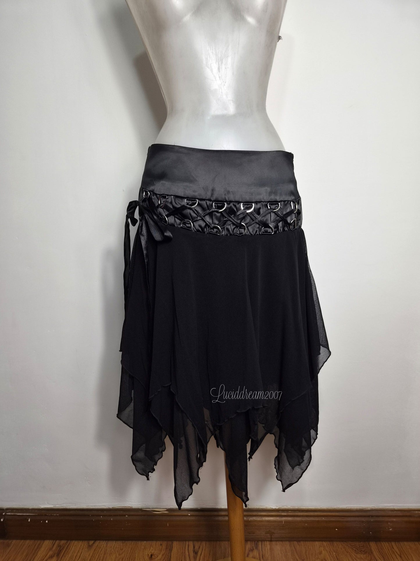 Jupe asymétrique avec laçage