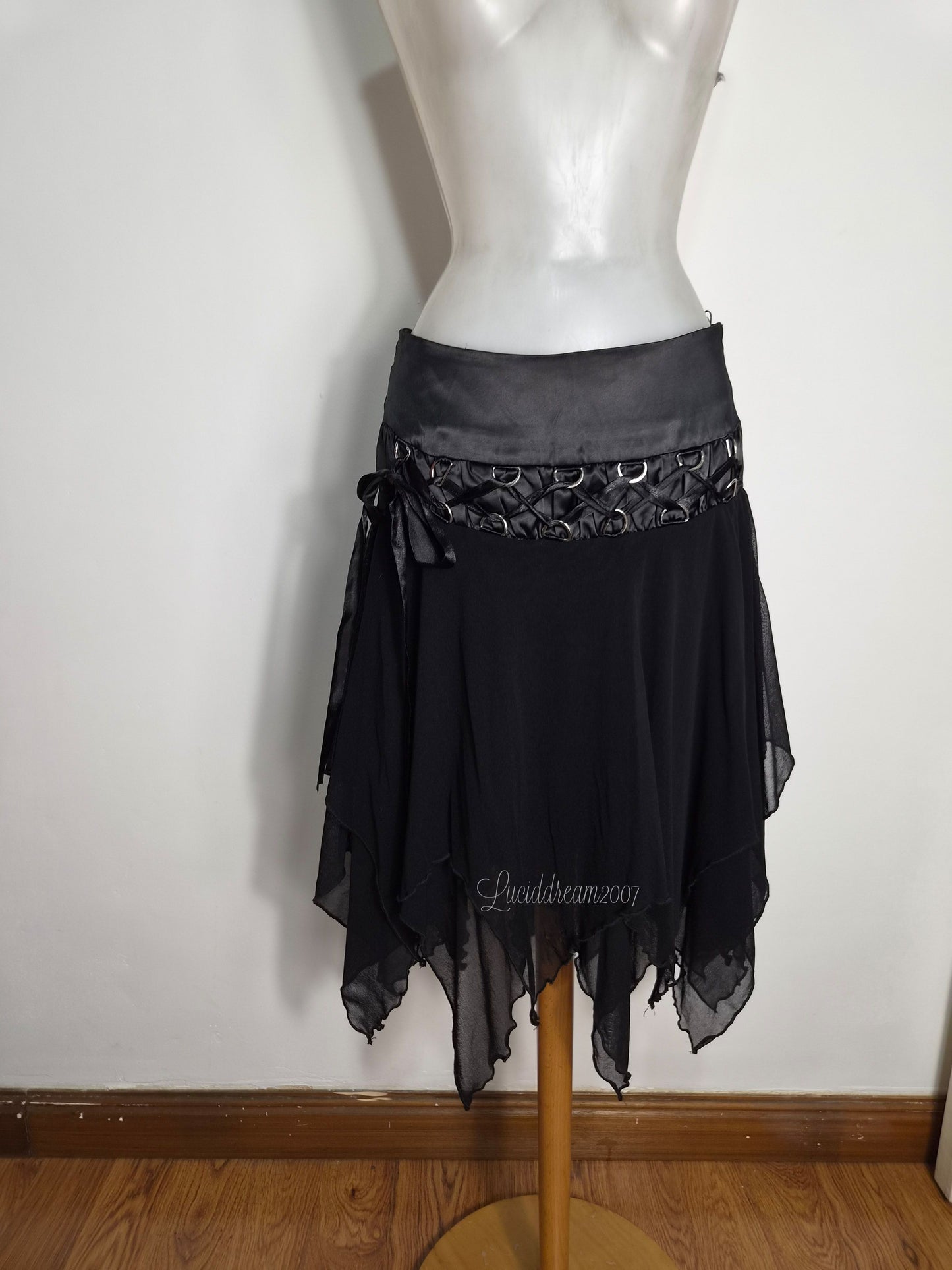 Jupe asymétrique avec laçage