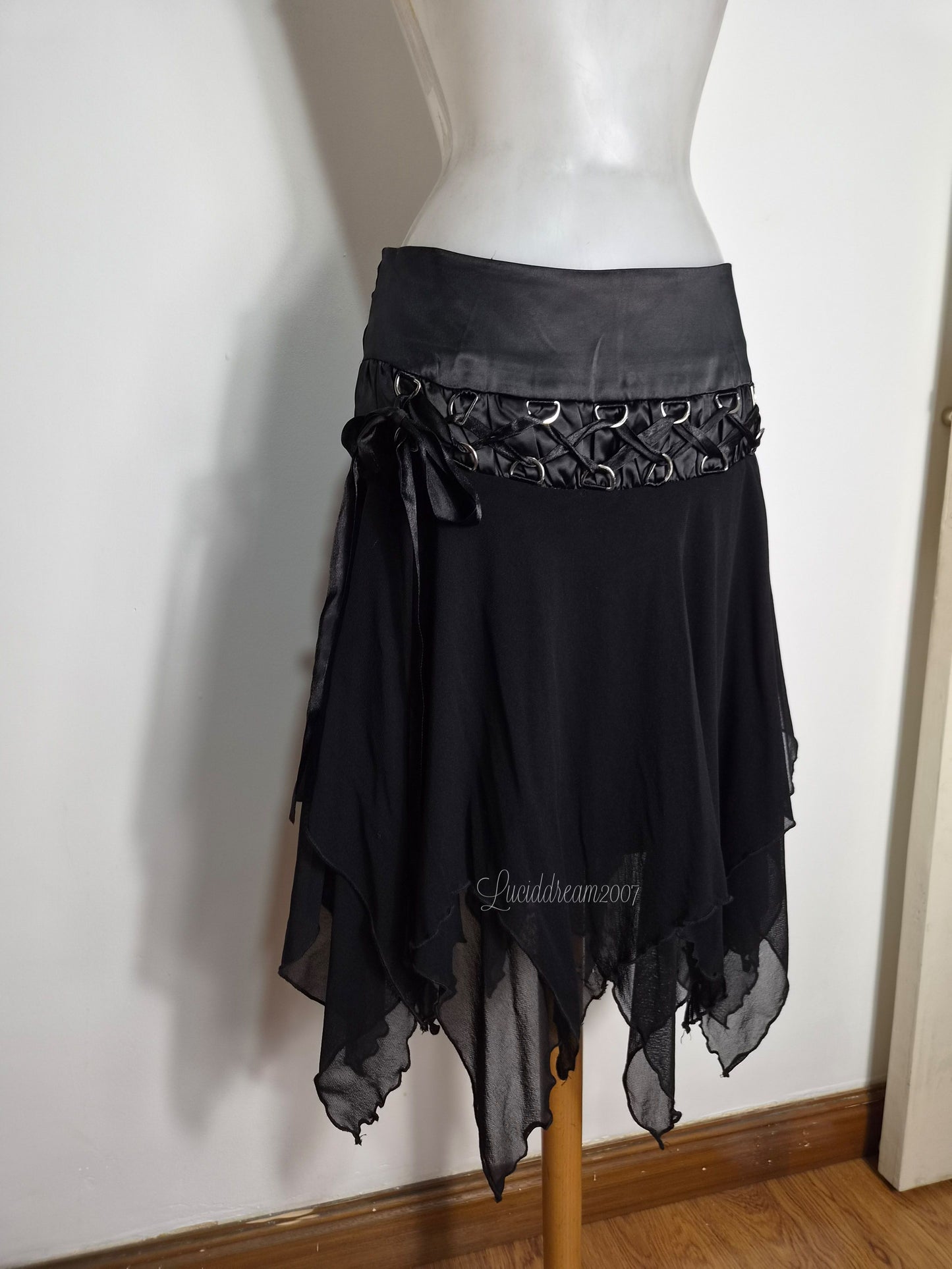 Jupe asymétrique avec laçage