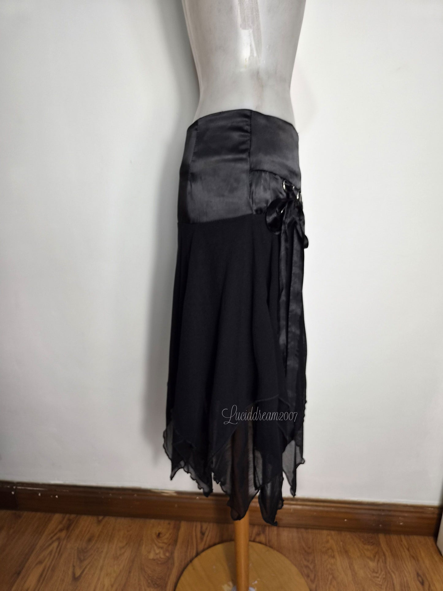 Jupe asymétrique avec laçage