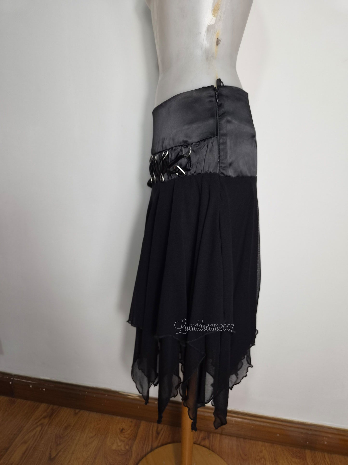 Jupe asymétrique avec laçage