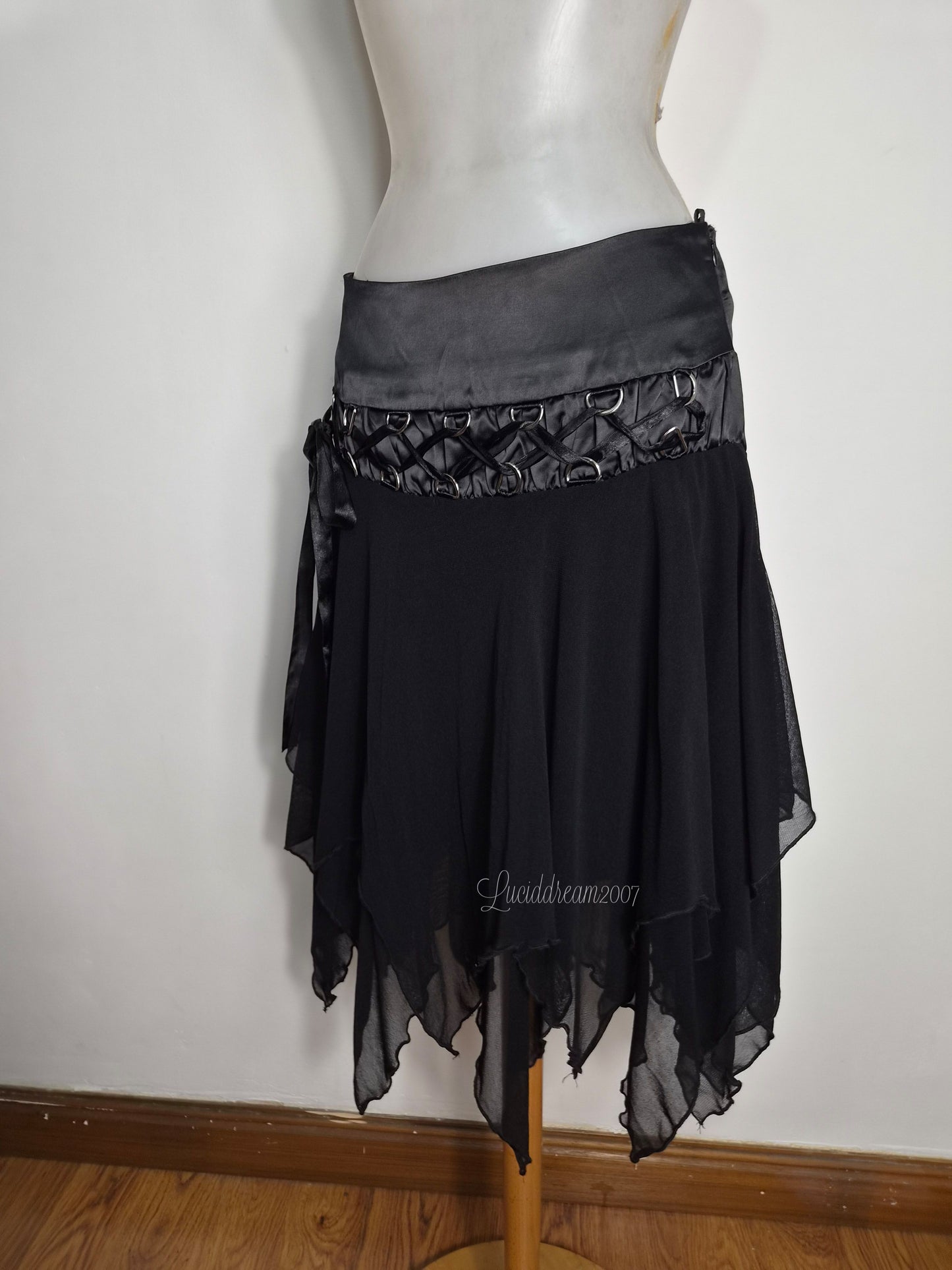 Jupe asymétrique avec laçage