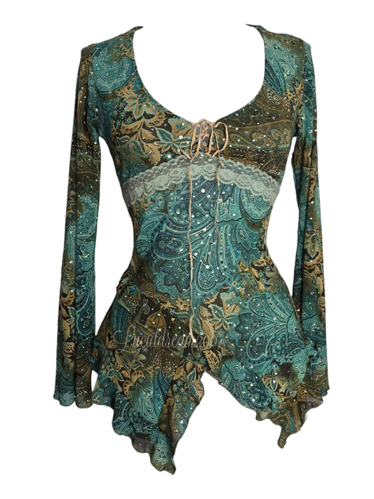 Haut vintage en voile/mesh imprimé de style cachemire (paisley) dans des tons de vert, bleu et brun. Top fairycore des années 2000/y2k sorti d'une reverie.