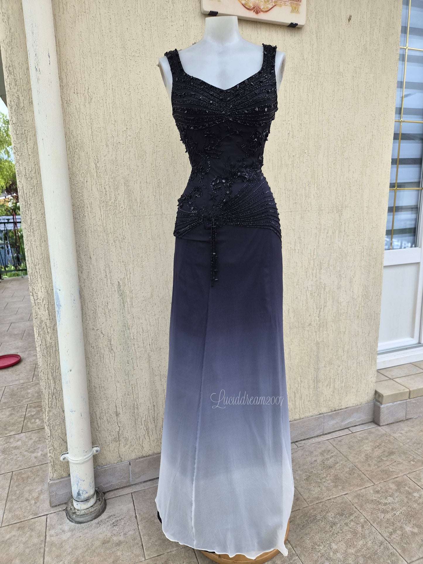 Robe en soie brodée grise dégradée