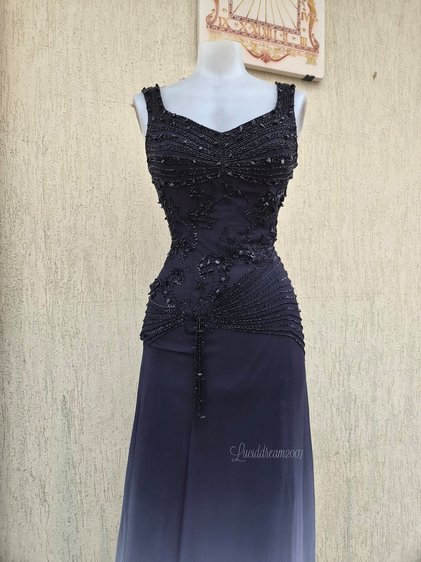 Robe en soie brodée grise dégradée