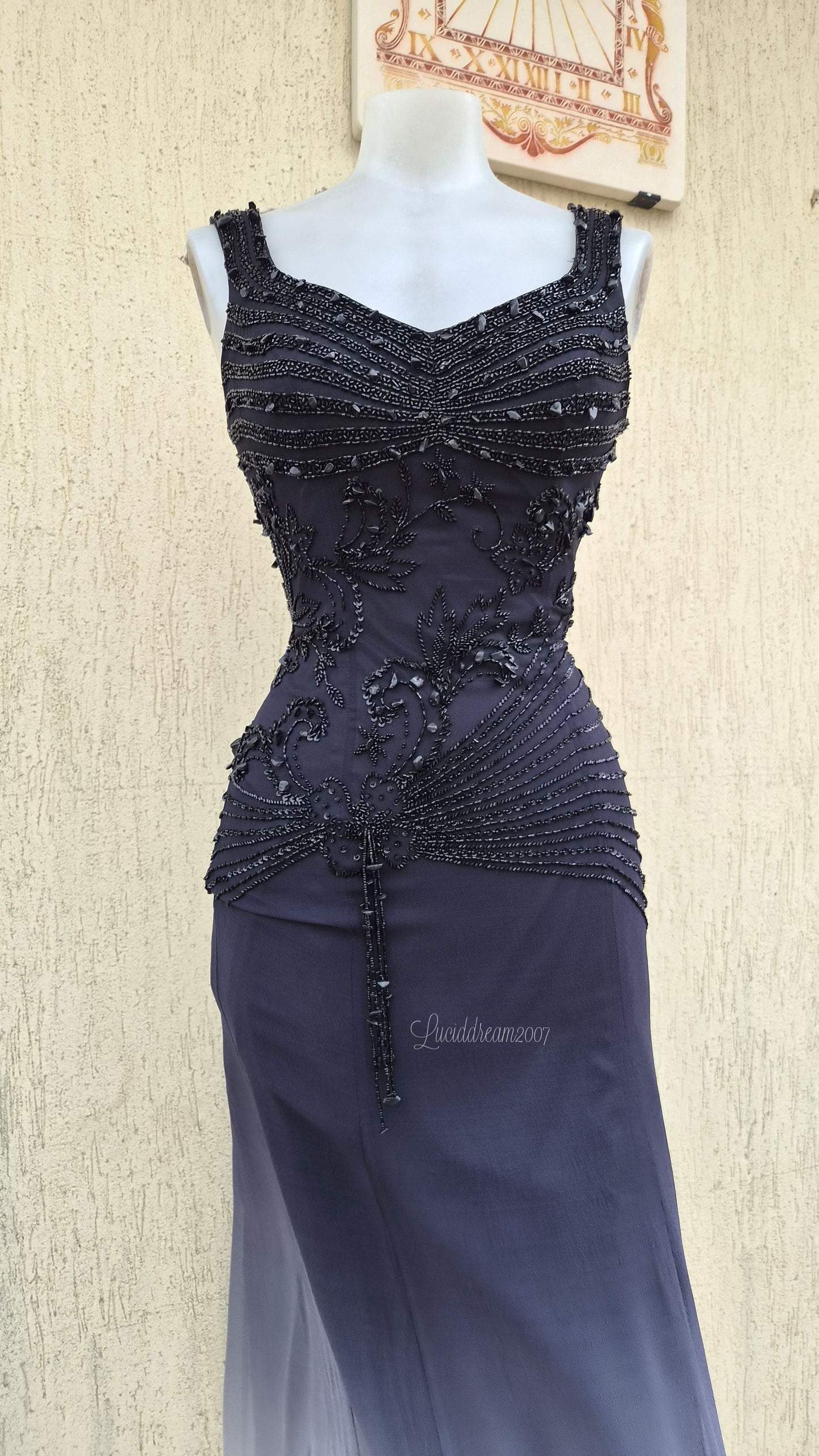 Robe en soie brodée grise dégradée