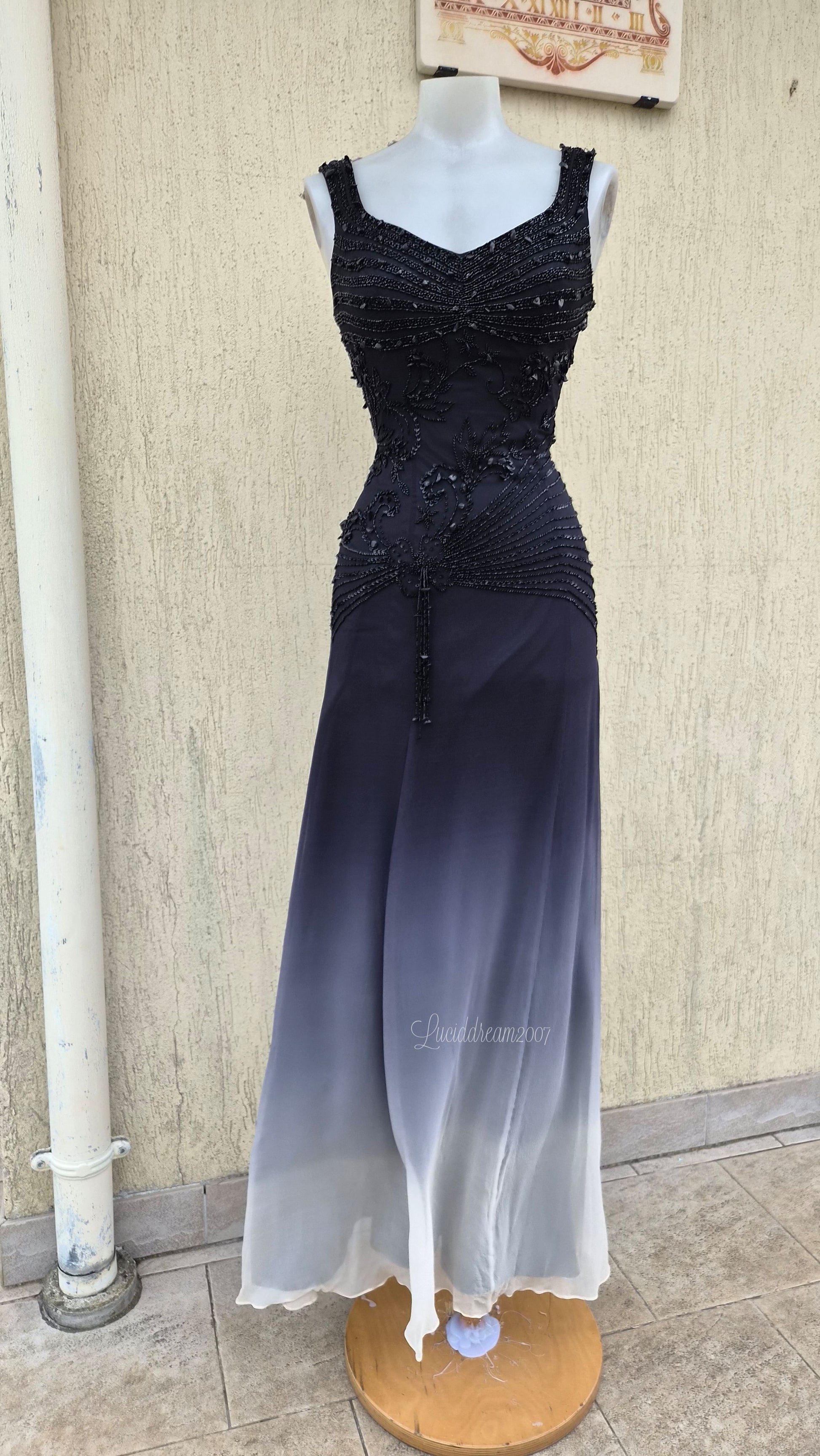 Robe vintage en soir dégradée noire, grise et blanche. Brodée de perles et sequins. Prom dress dans le style dark fairy, whimsigoth