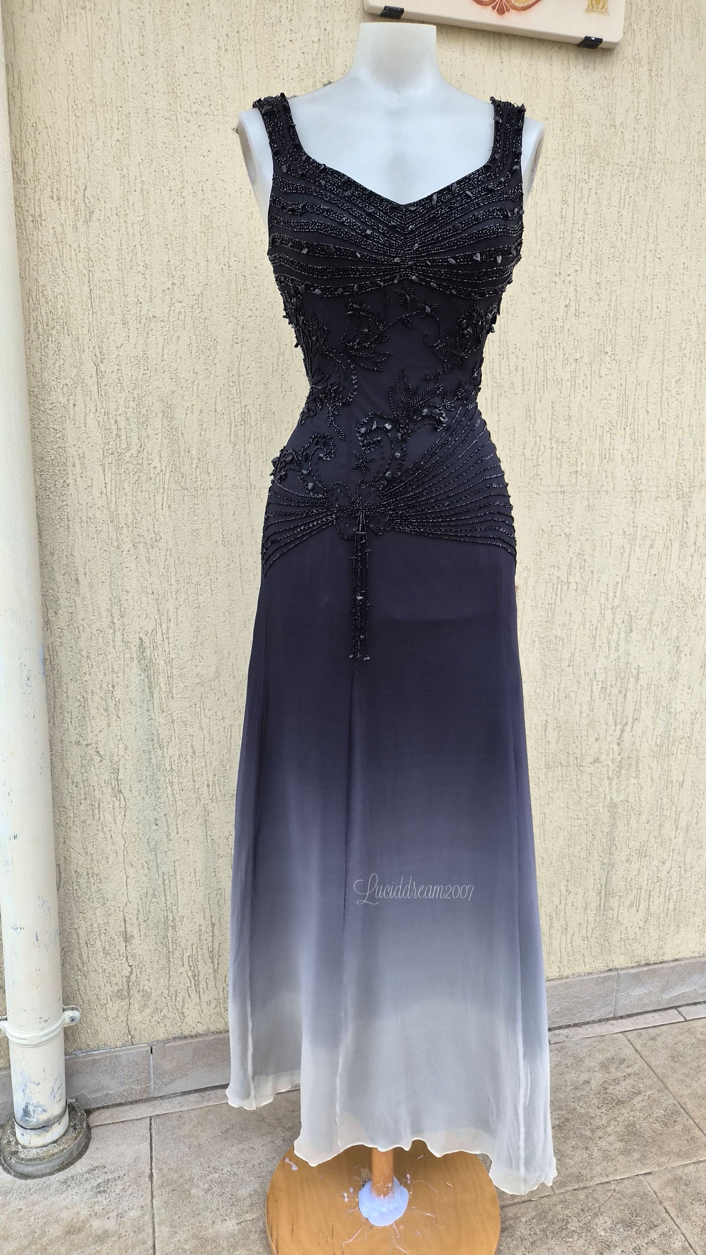 Robe en soie brodée grise dégradée