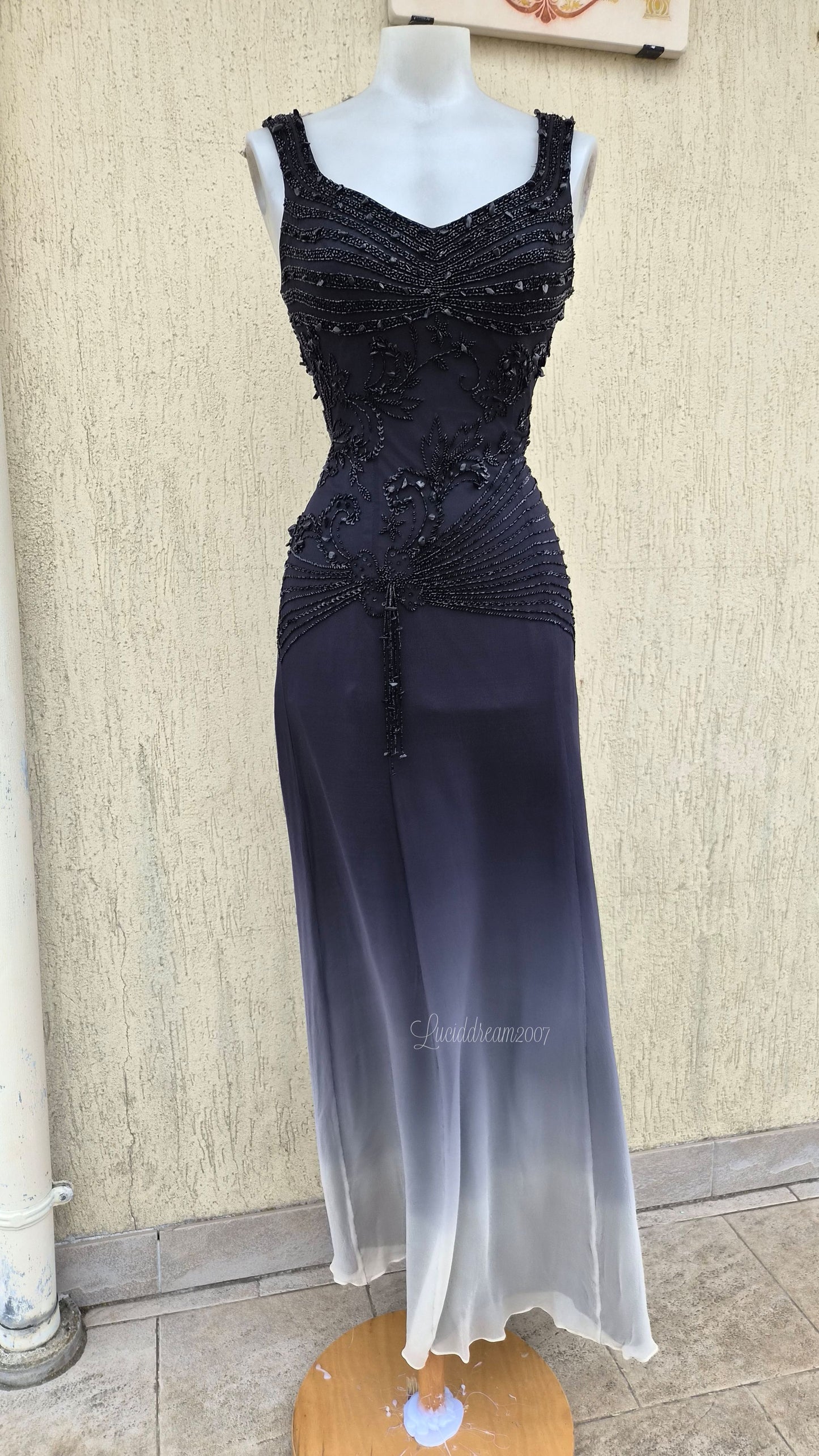 Robe en soie brodée grise dégradée